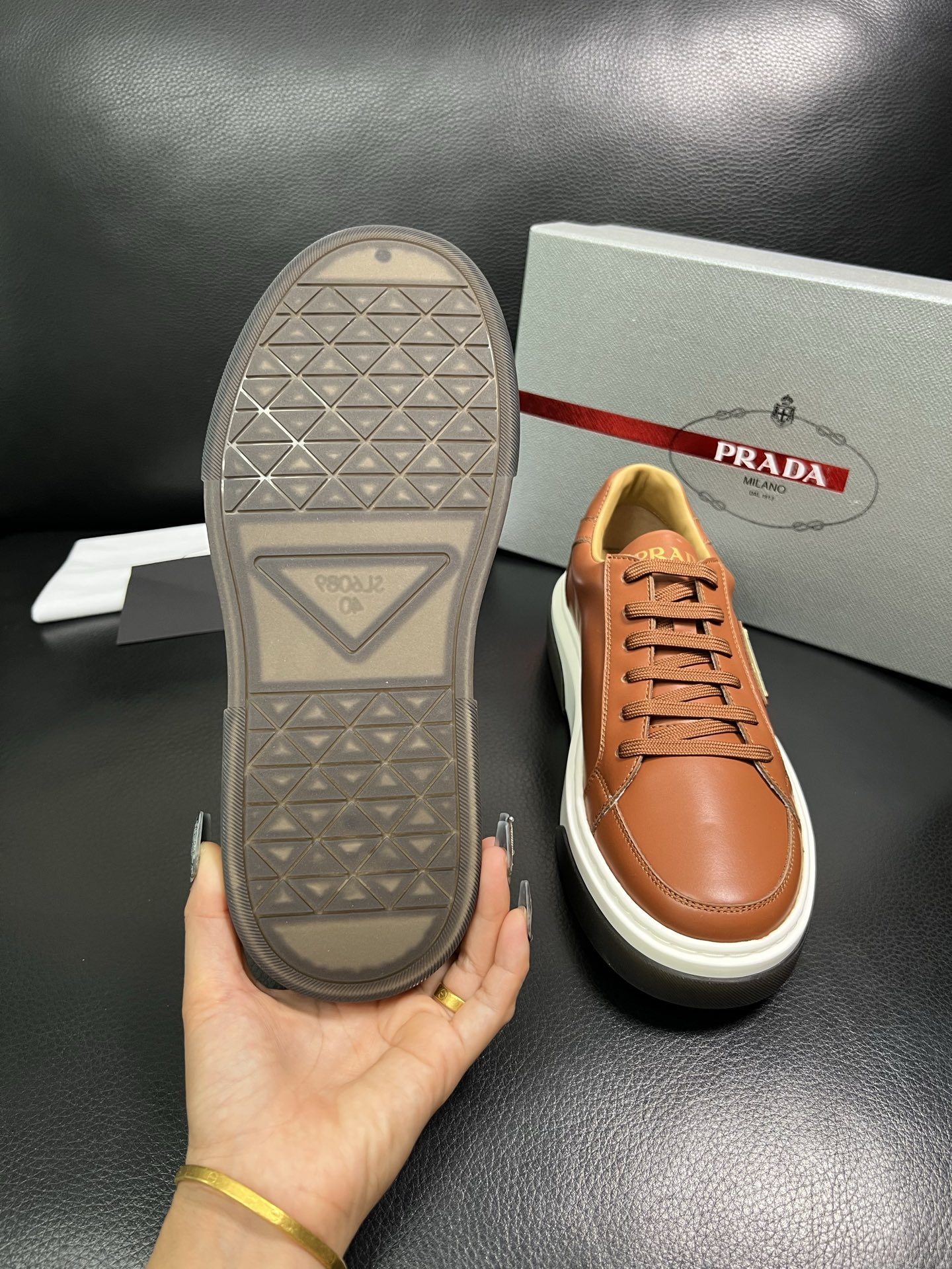 Prada 高品质 顶级工艺品，普拉达 专柜同步，原厂配置意大利进口牛皮面料，进口牛皮内里垫，透气舒适，