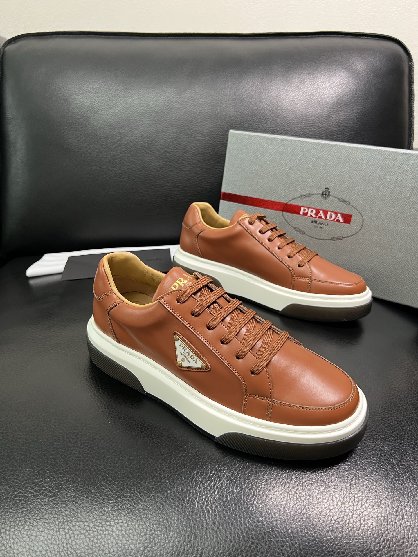 Prada 高品质 顶级工艺品，普拉达 专柜同步，原厂配置意大利进口牛皮面料，进口牛皮内里垫，透气舒适，