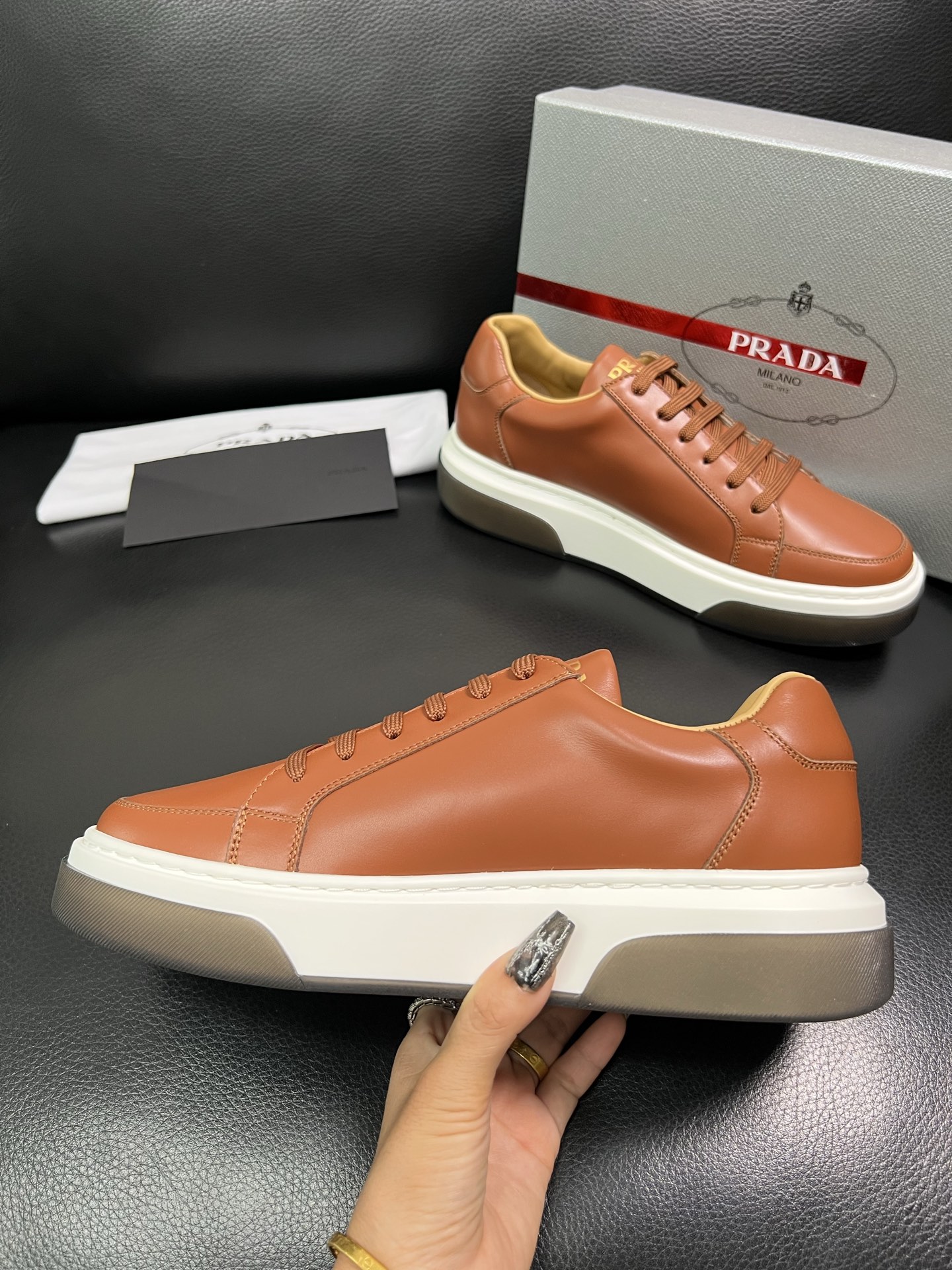 Prada 高品质 顶级工艺品，普拉达 专柜同步，原厂配置意大利进口牛皮面料，进口牛皮内里垫，透气舒适，