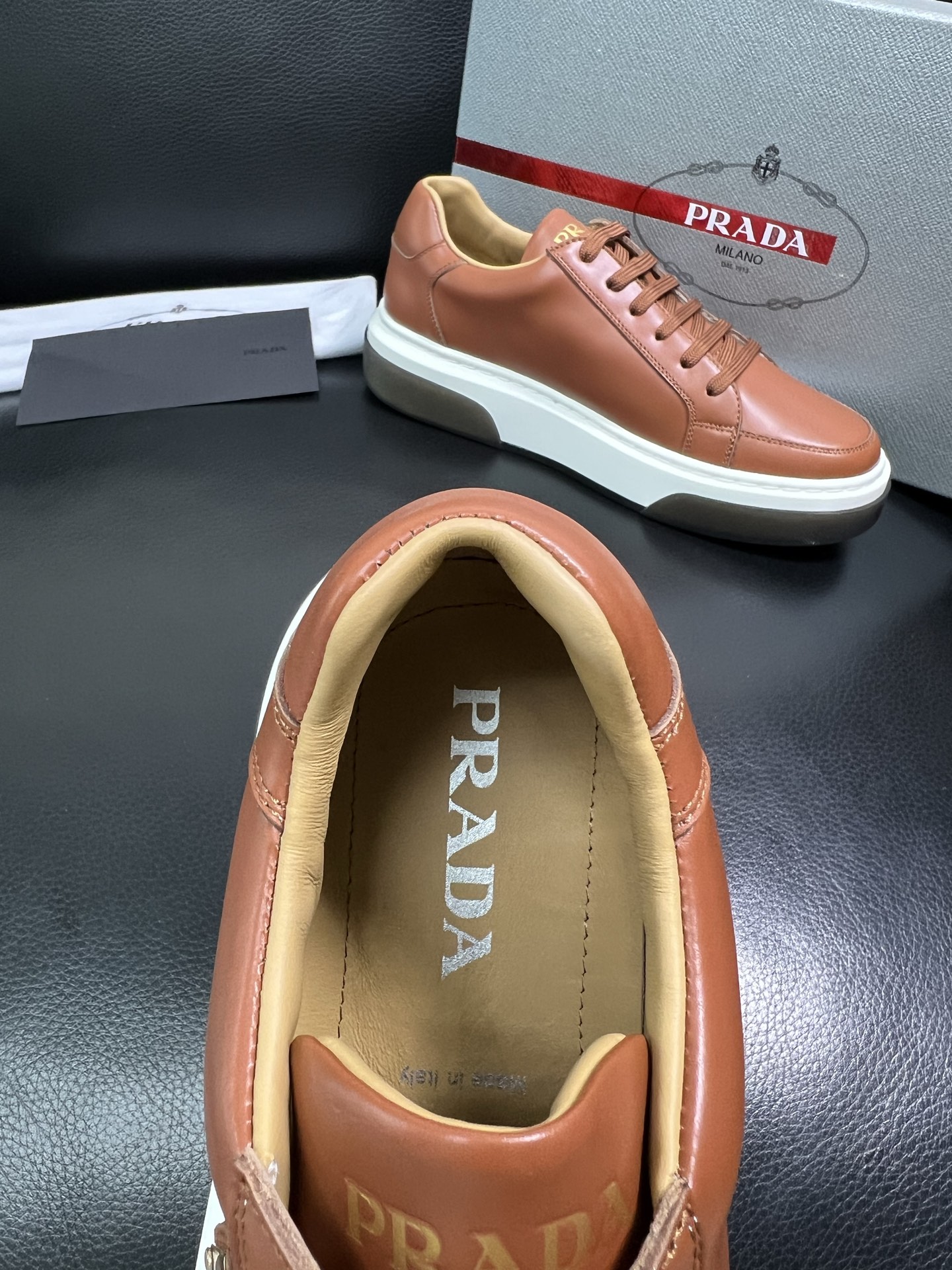 Prada 高品质 顶级工艺品，普拉达 专柜同步，原厂配置意大利进口牛皮面料，进口牛皮内里垫，透气舒适，