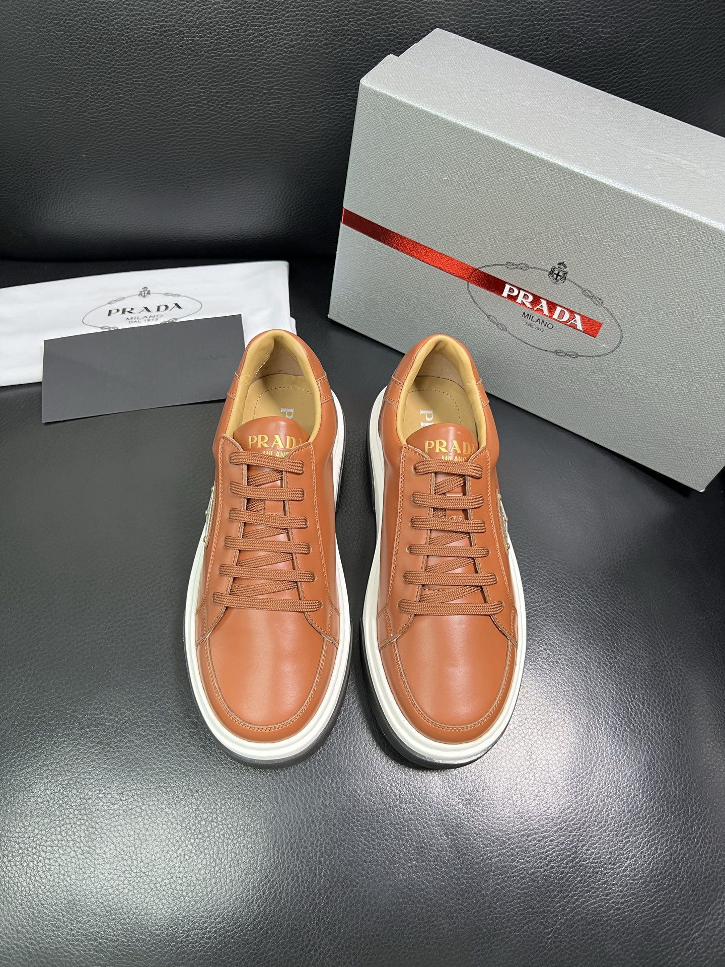 Prada 高品质 顶级工艺品，普拉达 专柜同步，原厂配置意大利进口牛皮面料，进口牛皮内里垫，透气舒适，