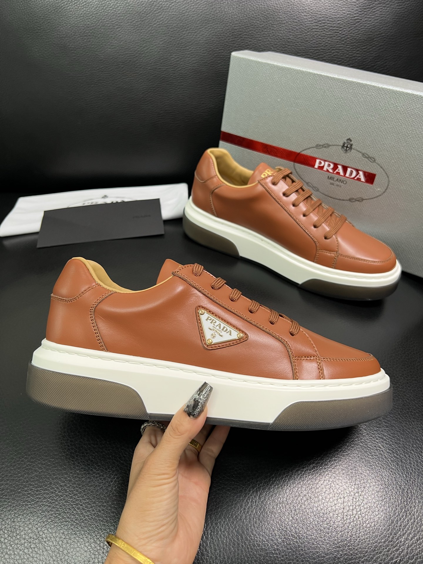 Prada 高品质 顶级工艺品，普拉达 专柜同步，原厂配置意大利进口牛皮面料，进口牛皮内里垫，透气舒适，