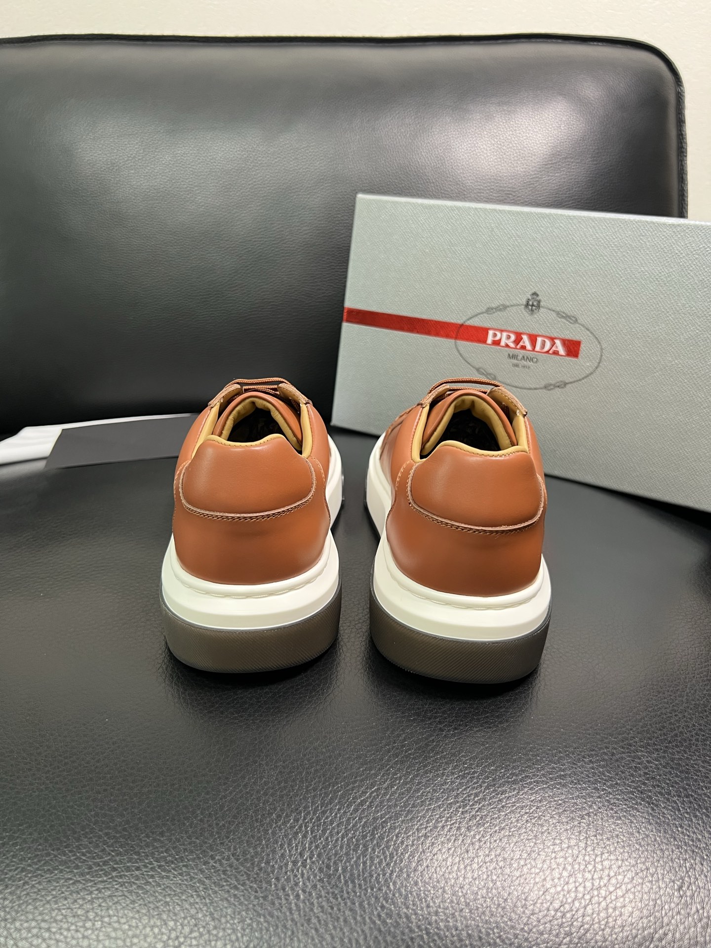 Prada 高品质 顶级工艺品，普拉达 专柜同步，原厂配置意大利进口牛皮面料，进口牛皮内里垫，透气舒适，