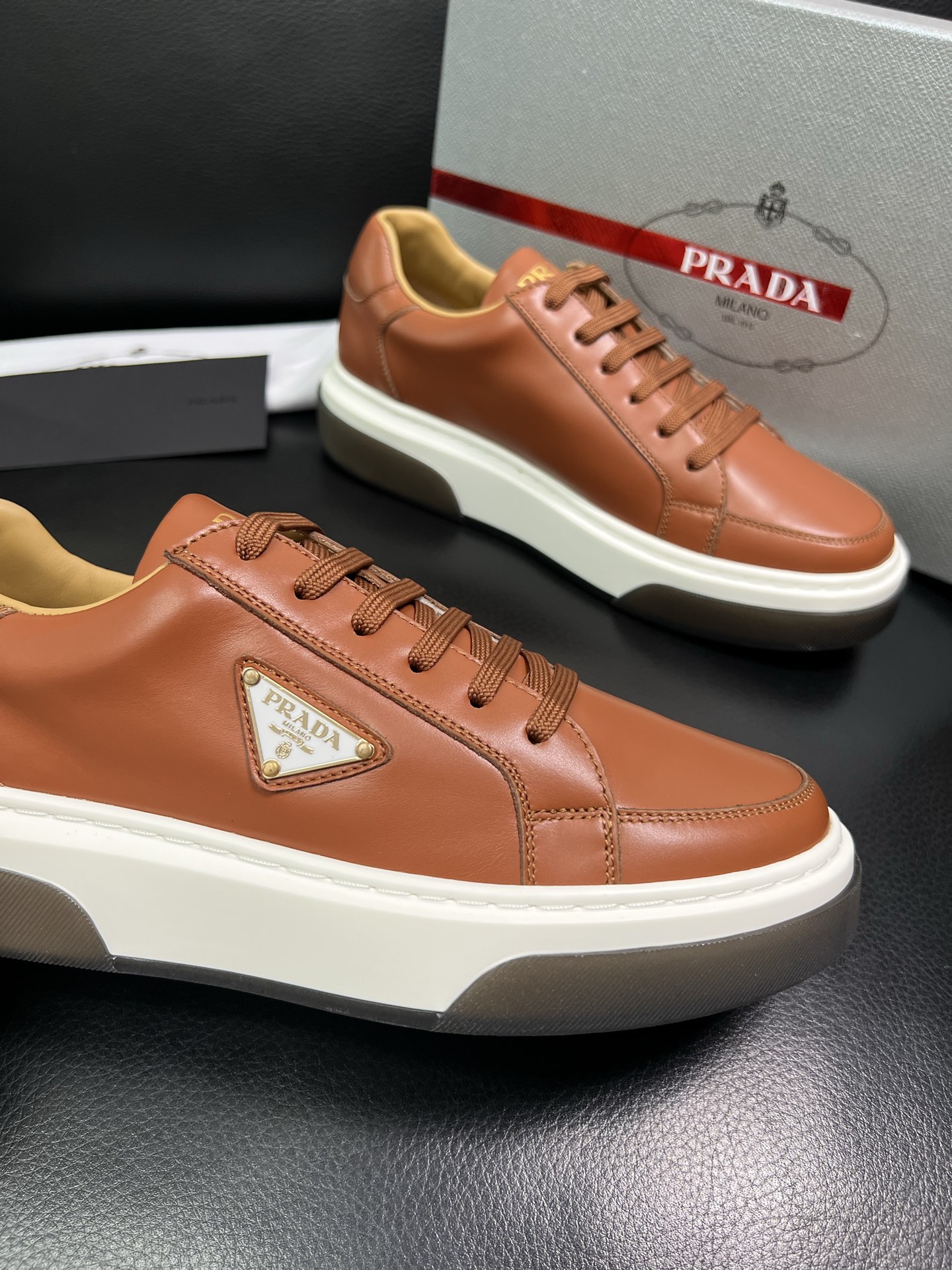 Prada 高品质 顶级工艺品，普拉达 专柜同步，原厂配置意大利进口牛皮面料，进口牛皮内里垫，透气舒适，