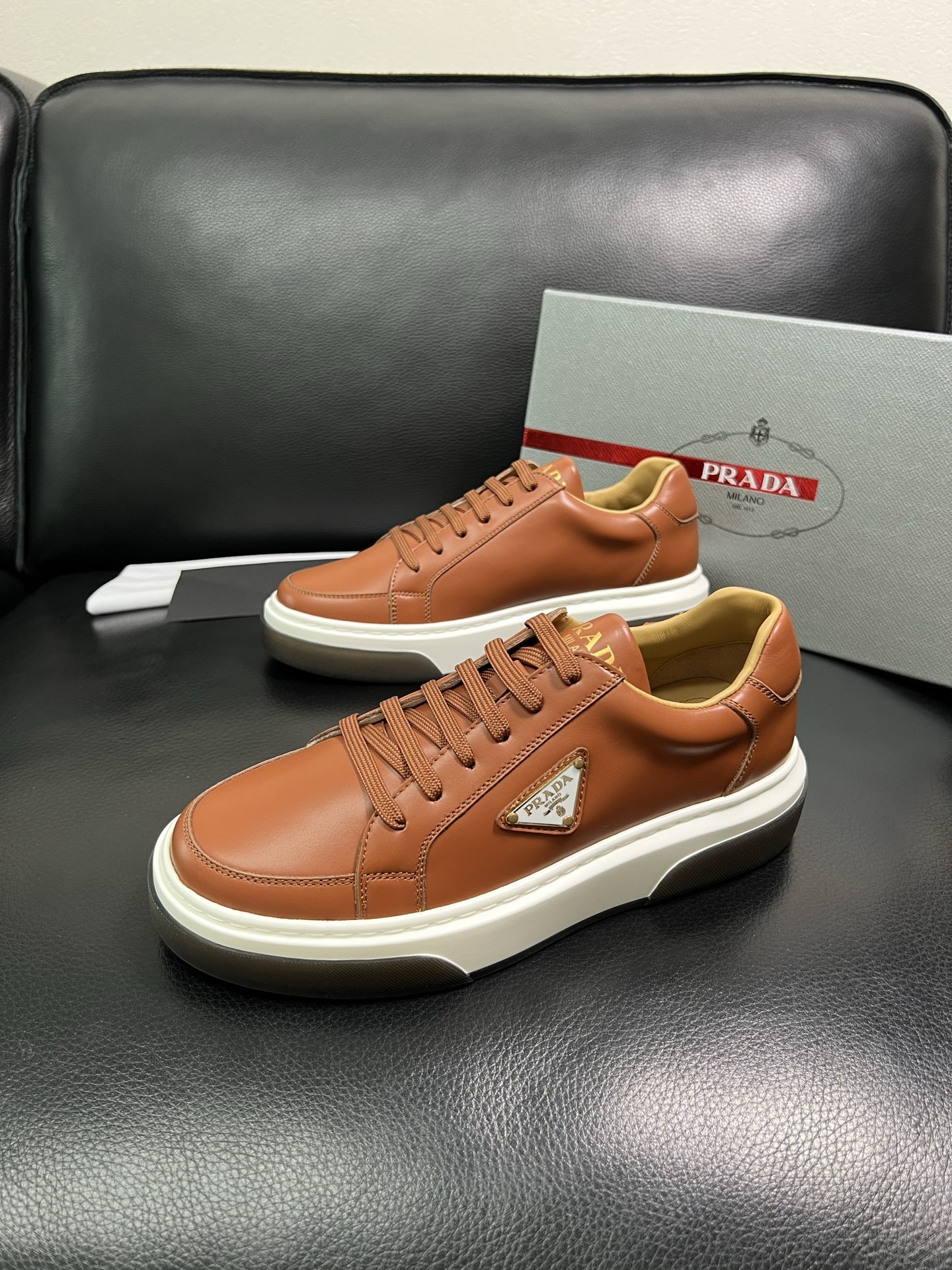 Prada 高品质 顶级工艺品，普拉达 专柜同步，原厂配置意大利进口牛皮面料，进口牛皮内里垫，透气舒适，