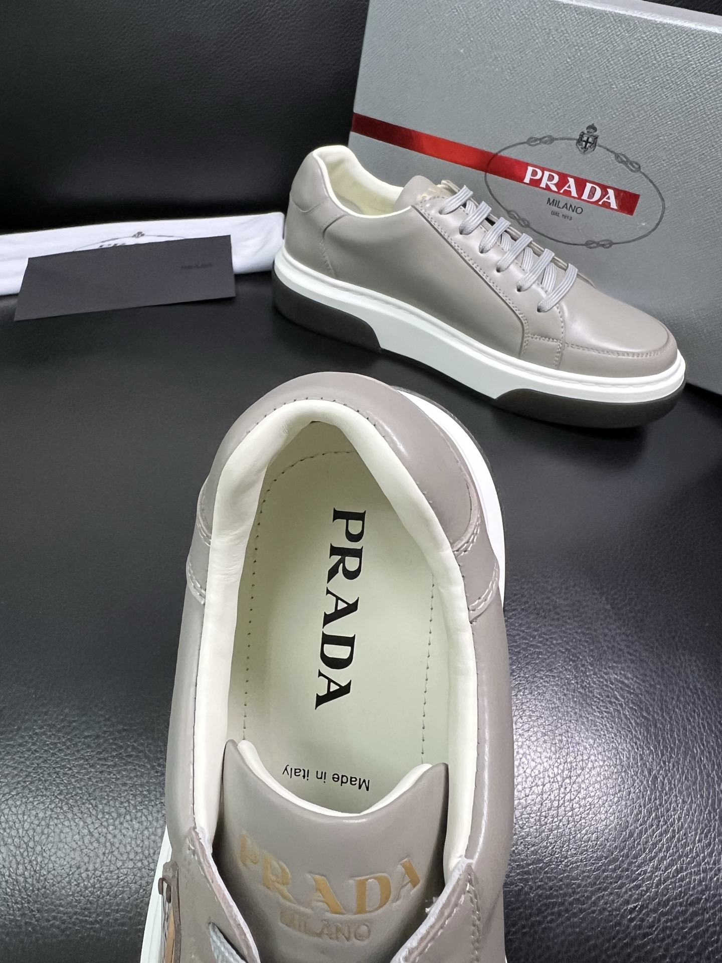 Prada 高品质 顶级工艺品，普拉达 专柜同步，原厂配置意大利进口牛皮面料，进口牛皮内里垫，透气舒适，