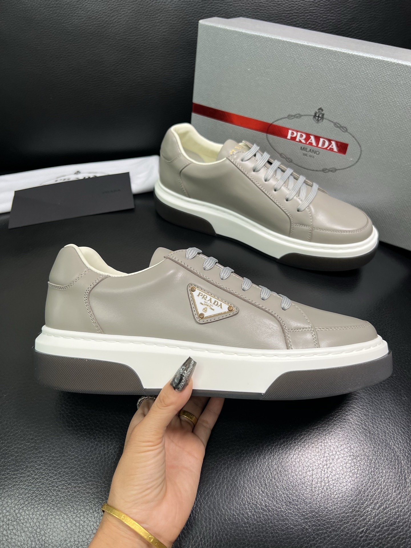 Prada 高品质 顶级工艺品，普拉达 专柜同步，原厂配置意大利进口牛皮面料，进口牛皮内里垫，透气舒适，