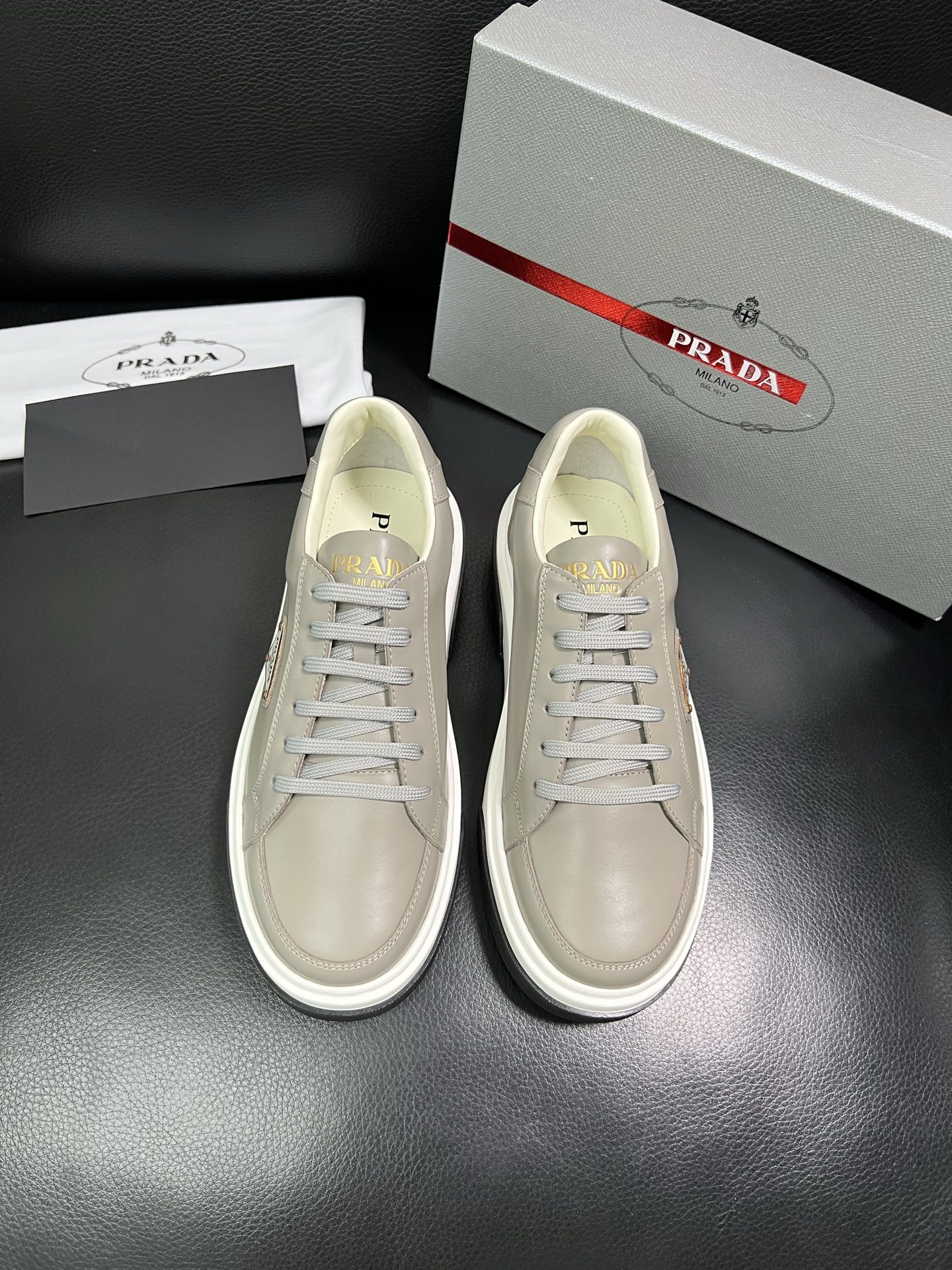 Prada 高品质 顶级工艺品，普拉达 专柜同步，原厂配置意大利进口牛皮面料，进口牛皮内里垫，透气舒适，