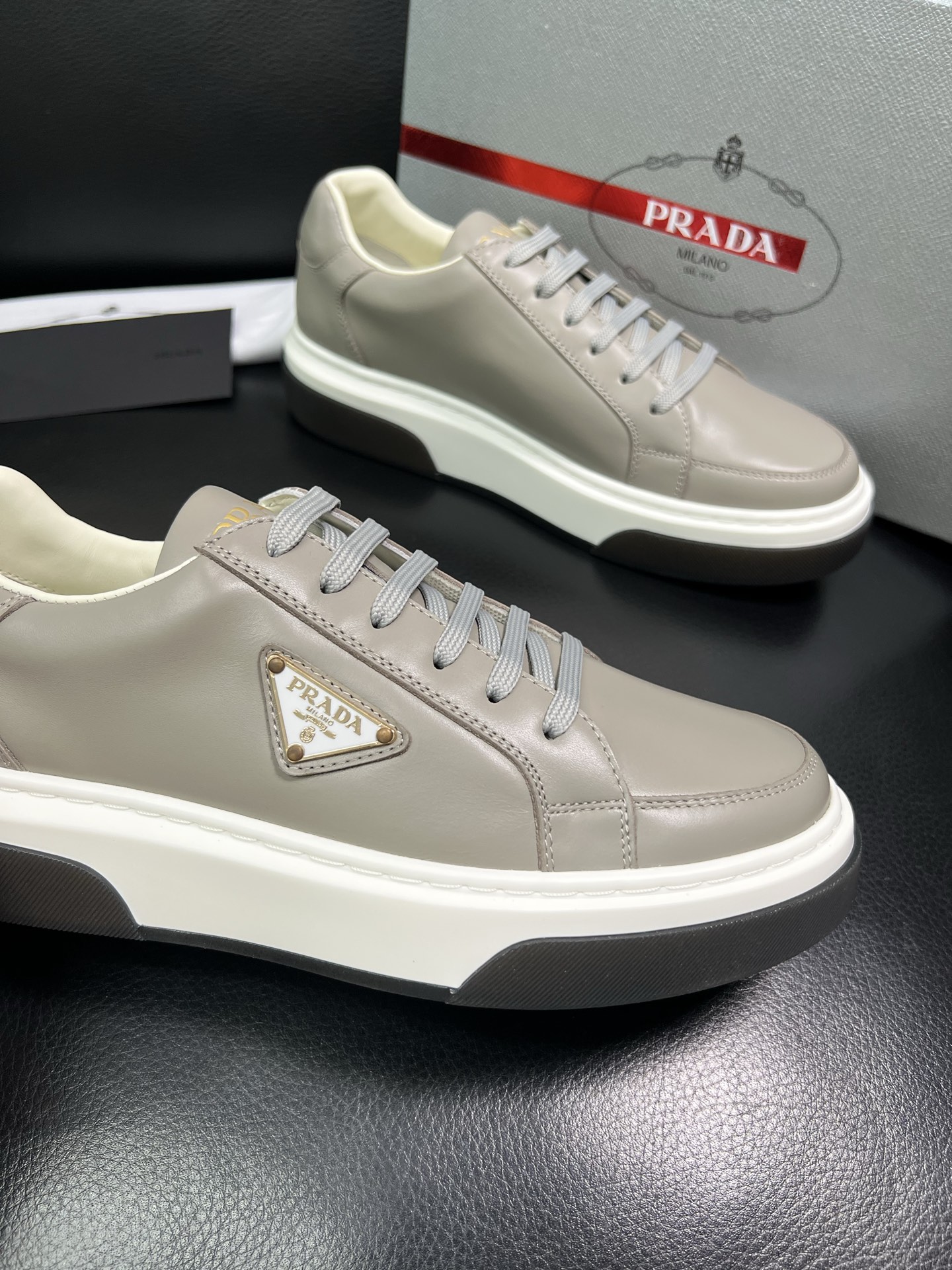 Prada 高品质 顶级工艺品，普拉达 专柜同步，原厂配置意大利进口牛皮面料，进口牛皮内里垫，透气舒适，