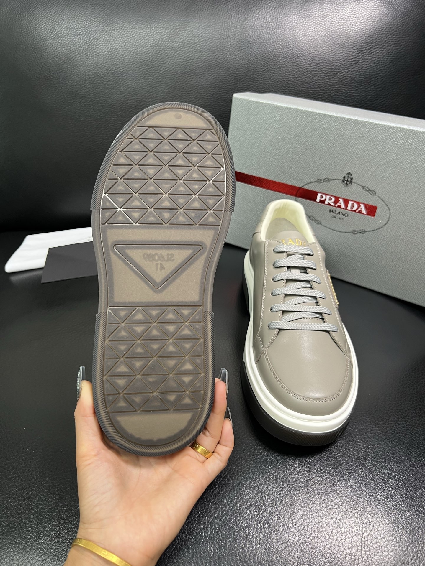 Prada 高品质 顶级工艺品，普拉达 专柜同步，原厂配置意大利进口牛皮面料，进口牛皮内里垫，透气舒适，