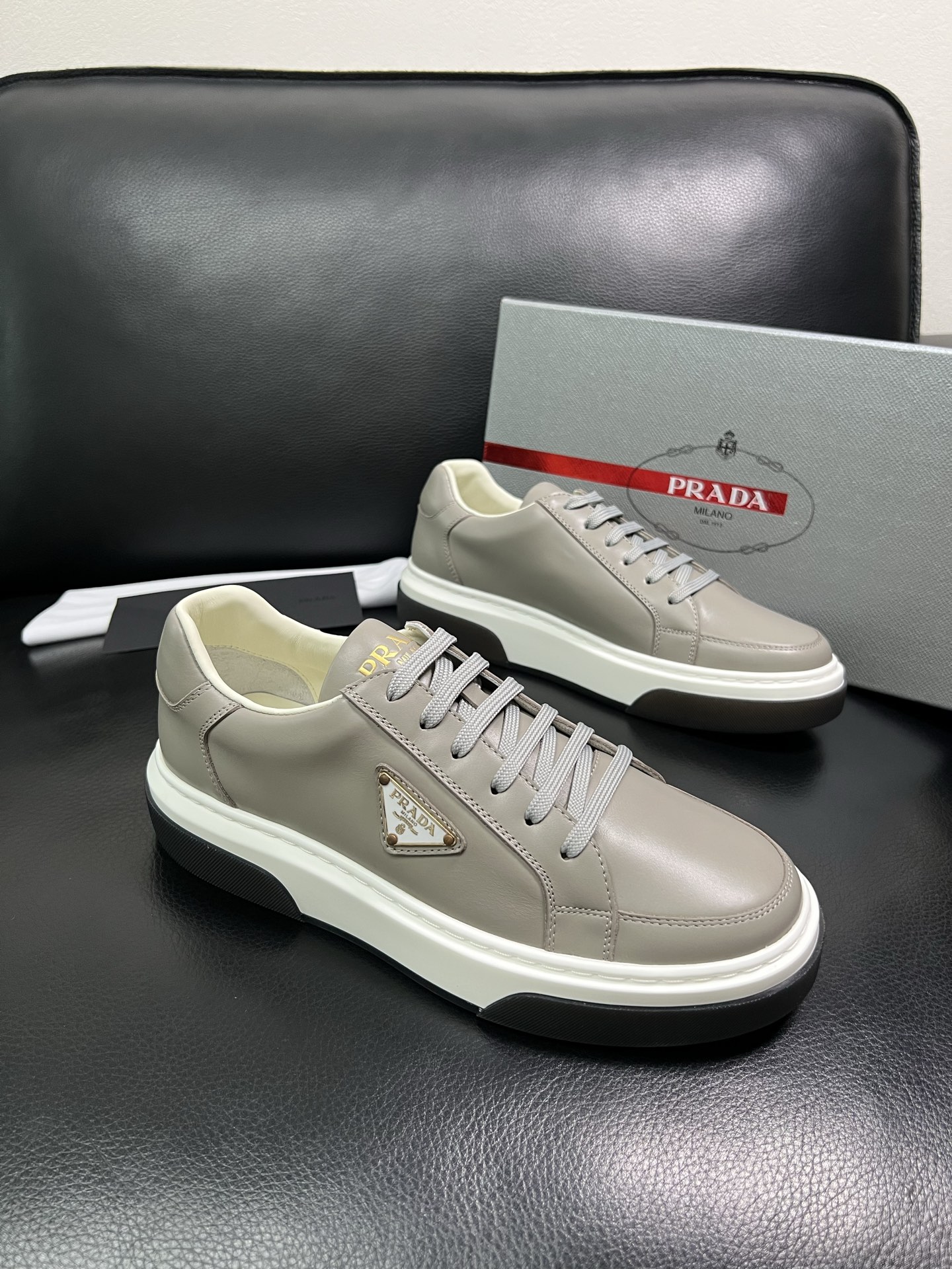 Prada 高品质 顶级工艺品，普拉达 专柜同步，原厂配置意大利进口牛皮面料，进口牛皮内里垫，透气舒适，