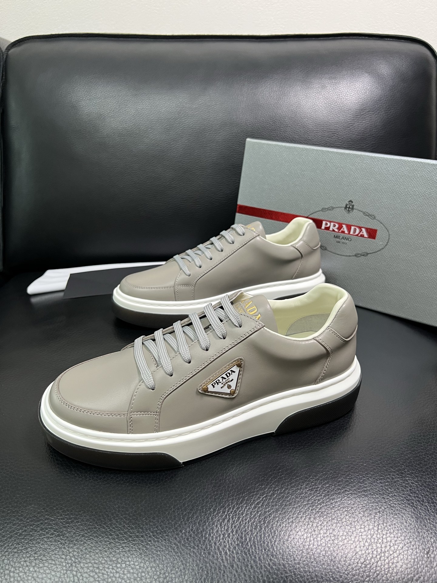 Prada 高品质 顶级工艺品，普拉达 专柜同步，原厂配置意大利进口牛皮面料，进口牛皮内里垫，透气舒适，