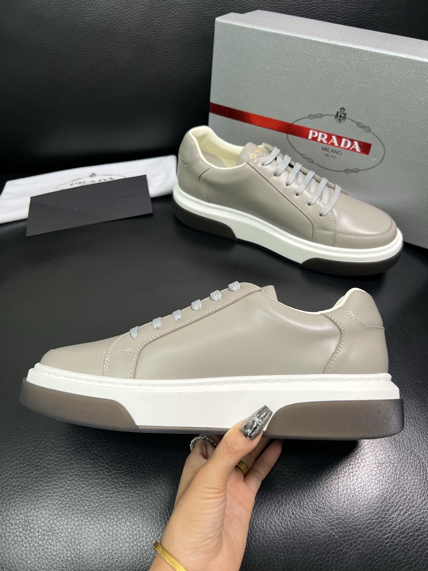 Prada 高品质 顶级工艺品，普拉达 专柜同步，原厂配置意大利进口牛皮面料，进口牛皮内里垫，透气舒适，