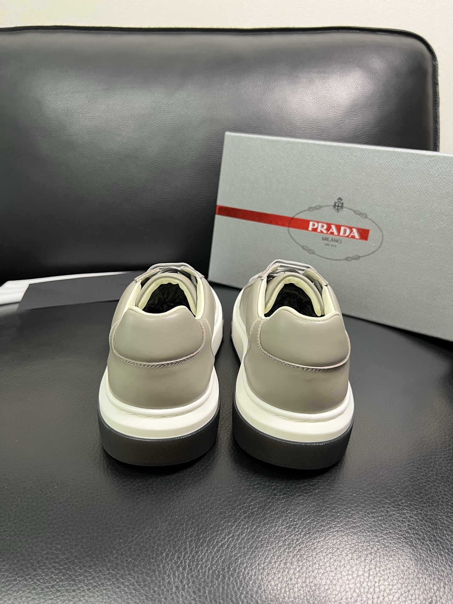 Prada 高品质 顶级工艺品，普拉达 专柜同步，原厂配置意大利进口牛皮面料，进口牛皮内里垫，透气舒适，