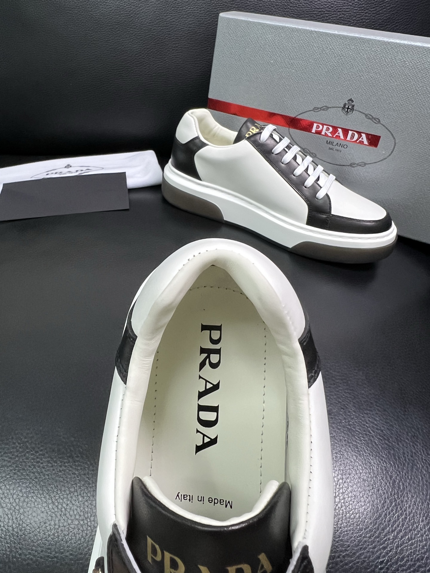 Prada 高品质 顶级工艺品，普拉达 专柜同步，原厂配置意大利进口牛皮面料，进口牛皮内里垫，透气舒适，