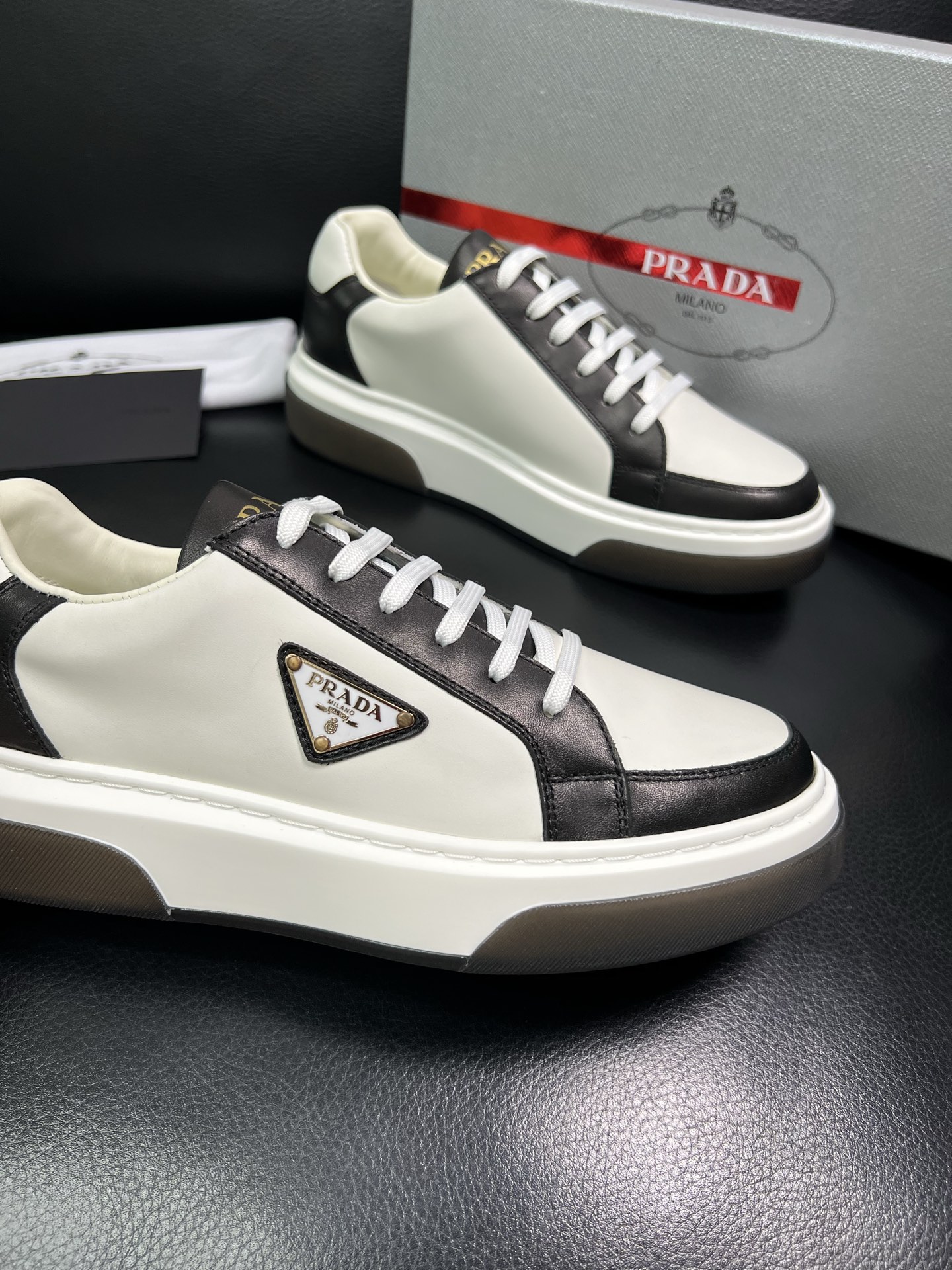 Prada 高品质 顶级工艺品，普拉达 专柜同步，原厂配置意大利进口牛皮面料，进口牛皮内里垫，透气舒适，