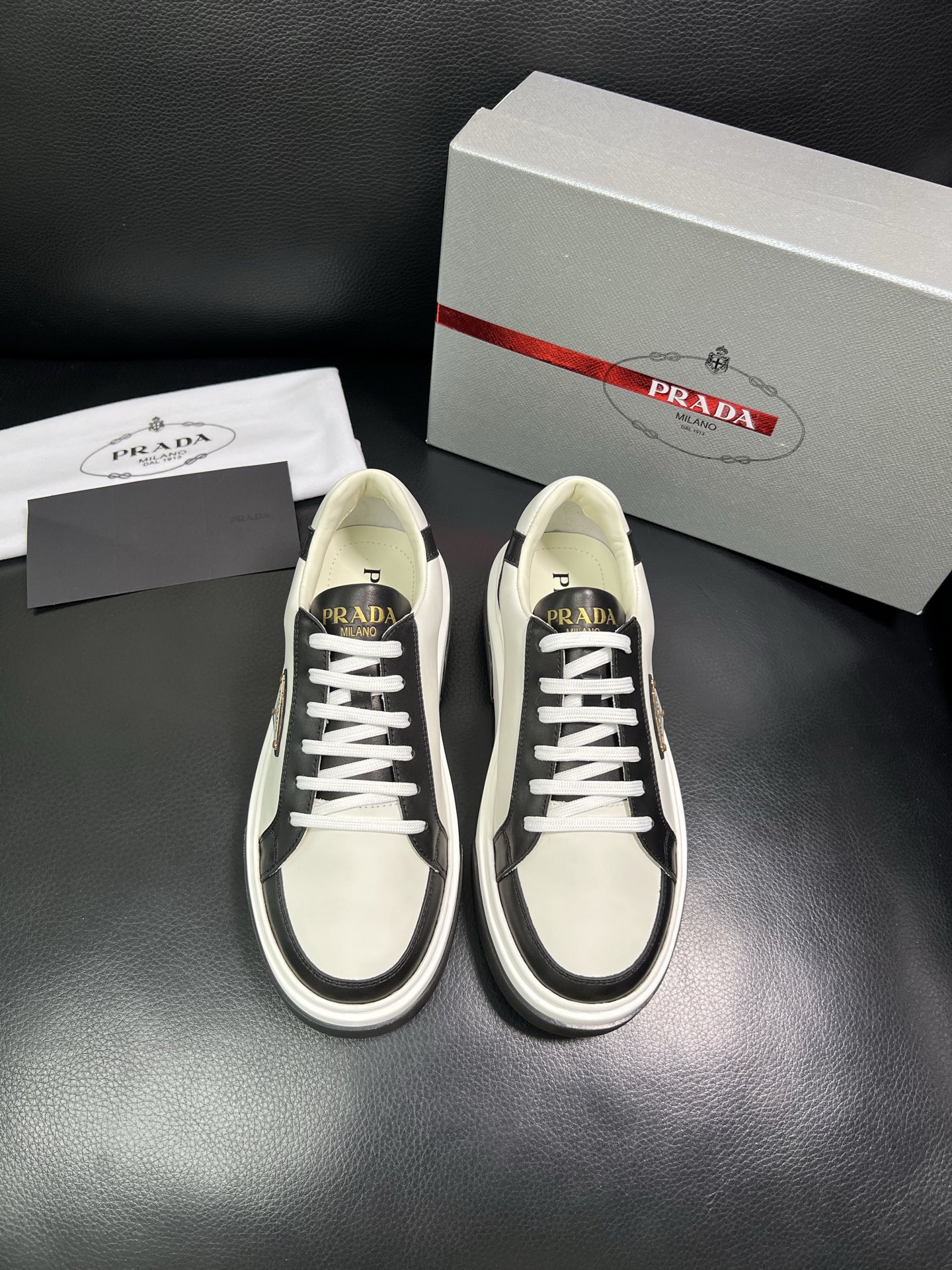 Prada 高品质 顶级工艺品，普拉达 专柜同步，原厂配置意大利进口牛皮面料，进口牛皮内里垫，透气舒适，