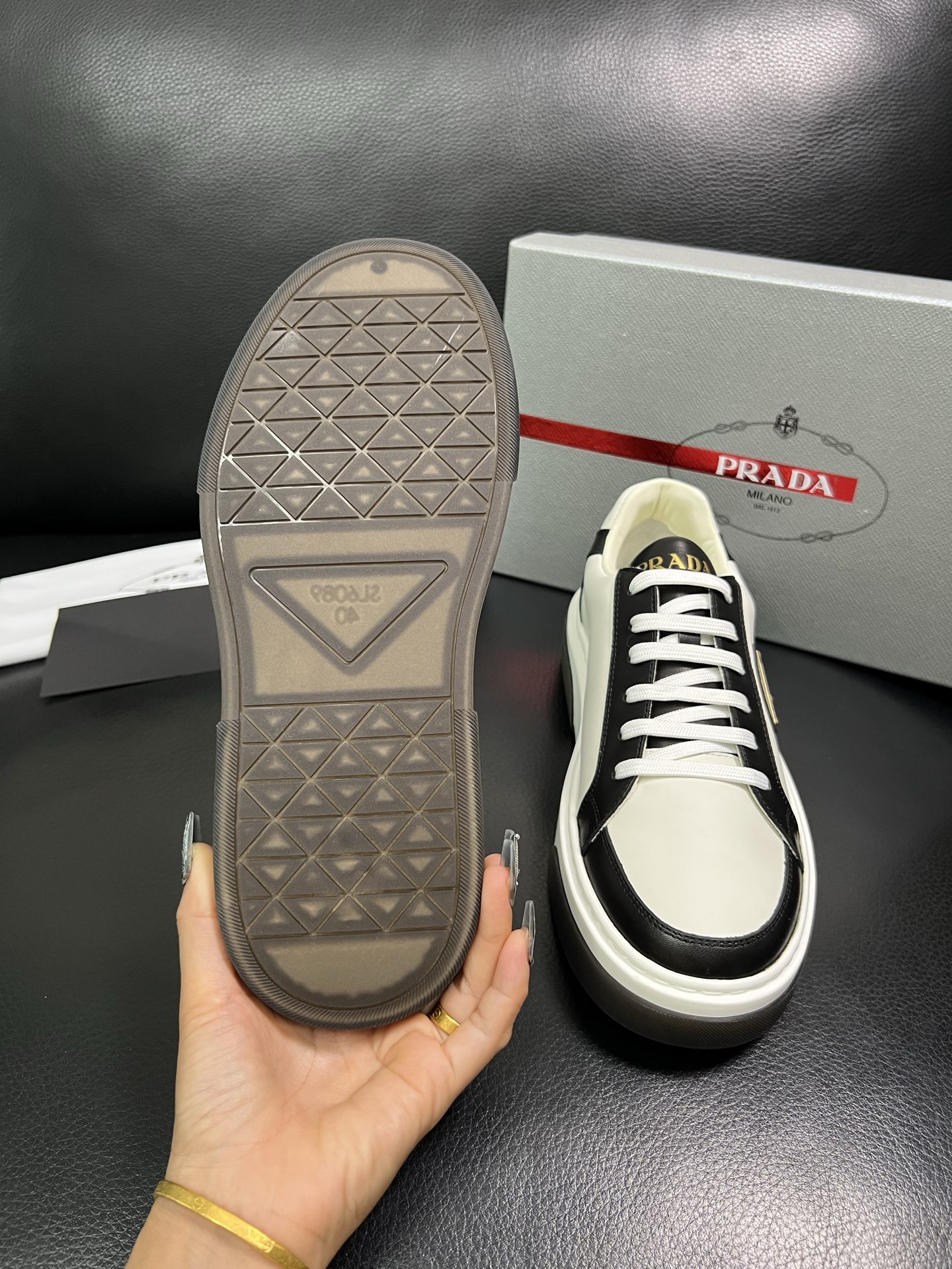 Prada 高品质 顶级工艺品，普拉达 专柜同步，原厂配置意大利进口牛皮面料，进口牛皮内里垫，透气舒适，