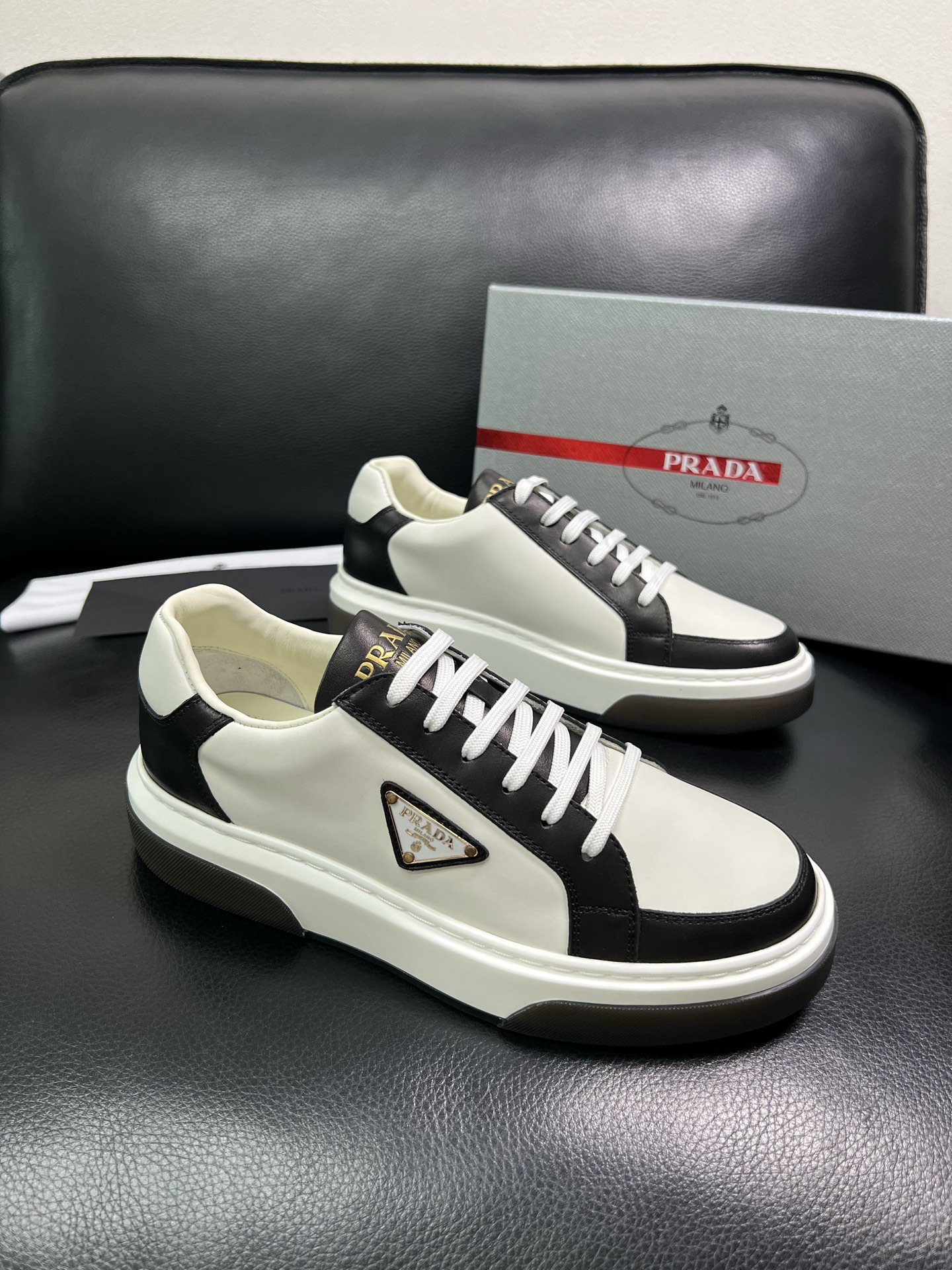 Prada 高品质 顶级工艺品，普拉达 专柜同步，原厂配置意大利进口牛皮面料，进口牛皮内里垫，透气舒适，