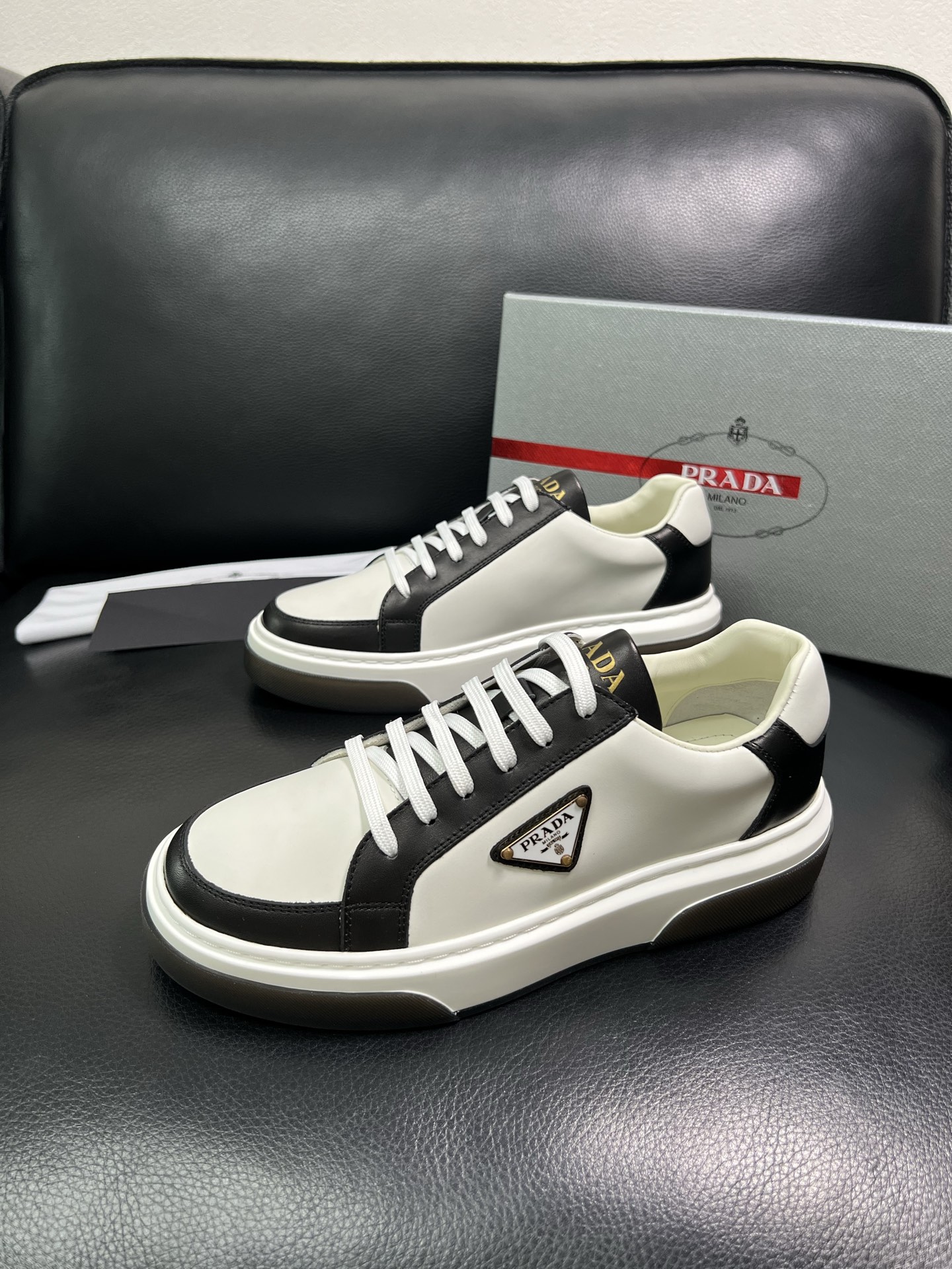 Prada 高品质 顶级工艺品，普拉达 专柜同步，原厂配置意大利进口牛皮面料，进口牛皮内里垫，透气舒适，
