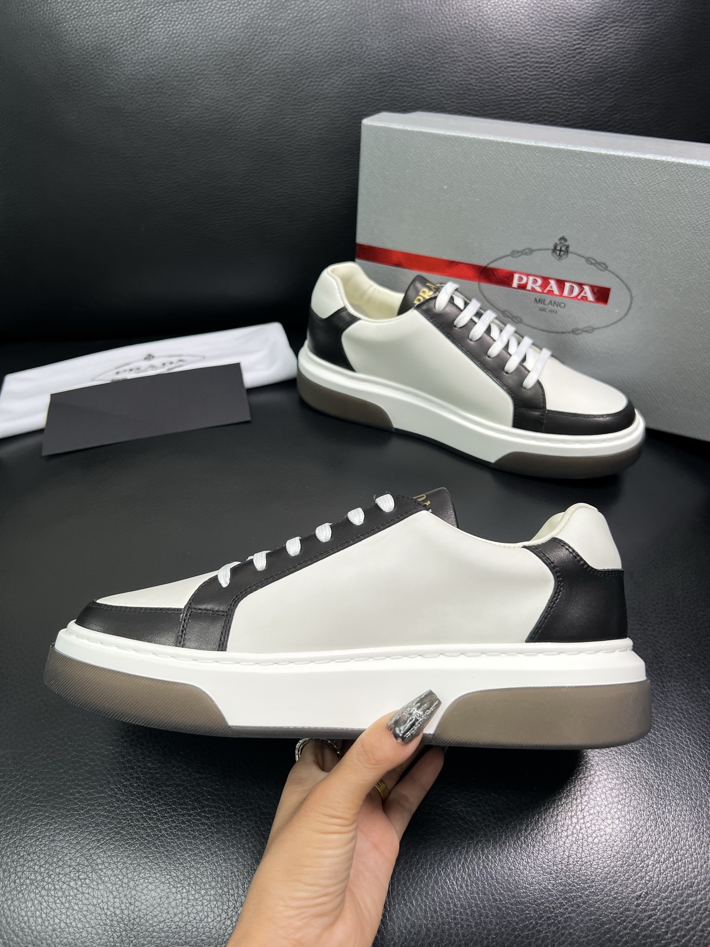 Prada 高品质 顶级工艺品，普拉达 专柜同步，原厂配置意大利进口牛皮面料，进口牛皮内里垫，透气舒适，
