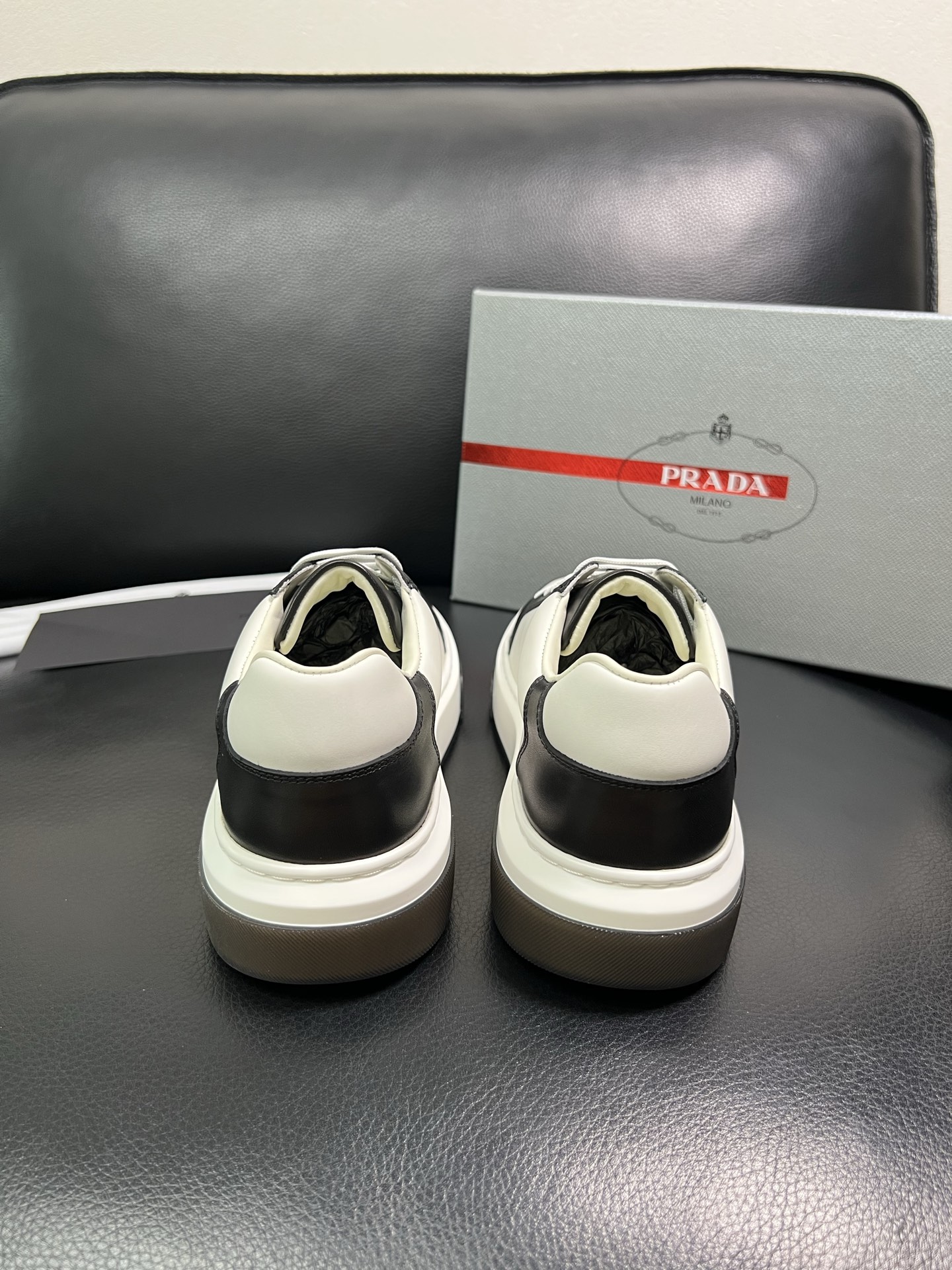 Prada 高品质 顶级工艺品，普拉达 专柜同步，原厂配置意大利进口牛皮面料，进口牛皮内里垫，透气舒适，