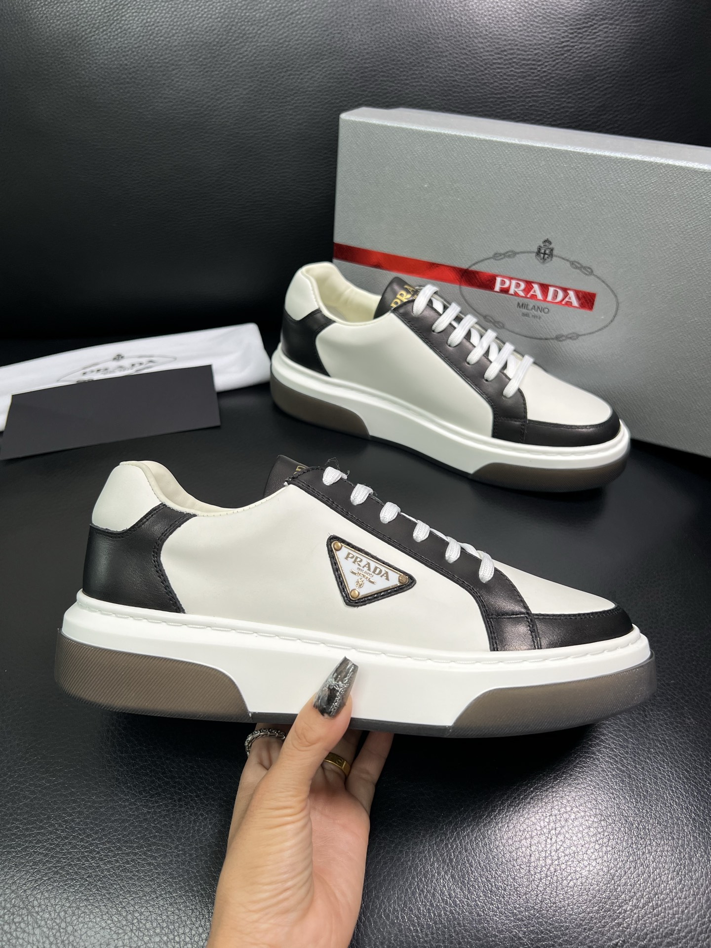 Prada 高品质 顶级工艺品，普拉达 专柜同步，原厂配置意大利进口牛皮面料，进口牛皮内里垫，透气舒适，