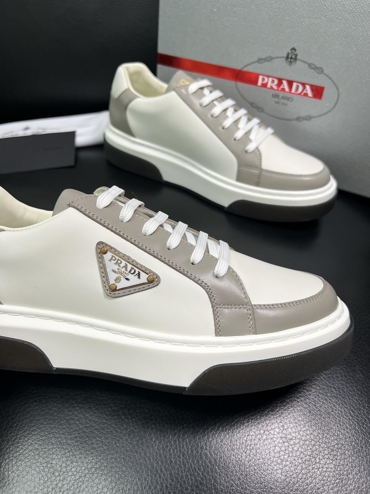 Prada 高品质 顶级工艺品，普拉达 专柜同步，原厂配置意大利进口牛皮面料，进口牛皮内里垫，透气舒适，