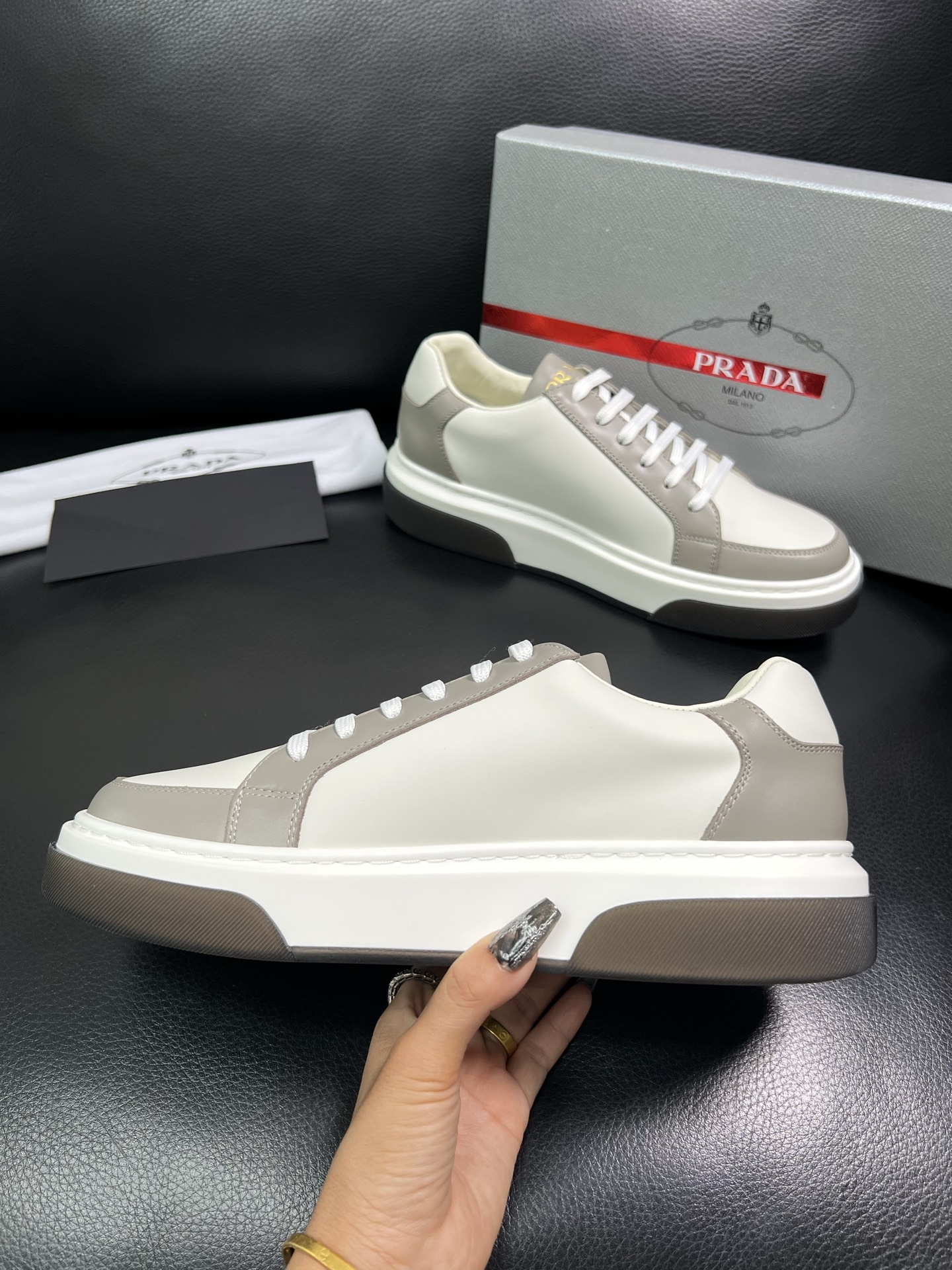 Prada 高品质 顶级工艺品，普拉达 专柜同步，原厂配置意大利进口牛皮面料，进口牛皮内里垫，透气舒适，