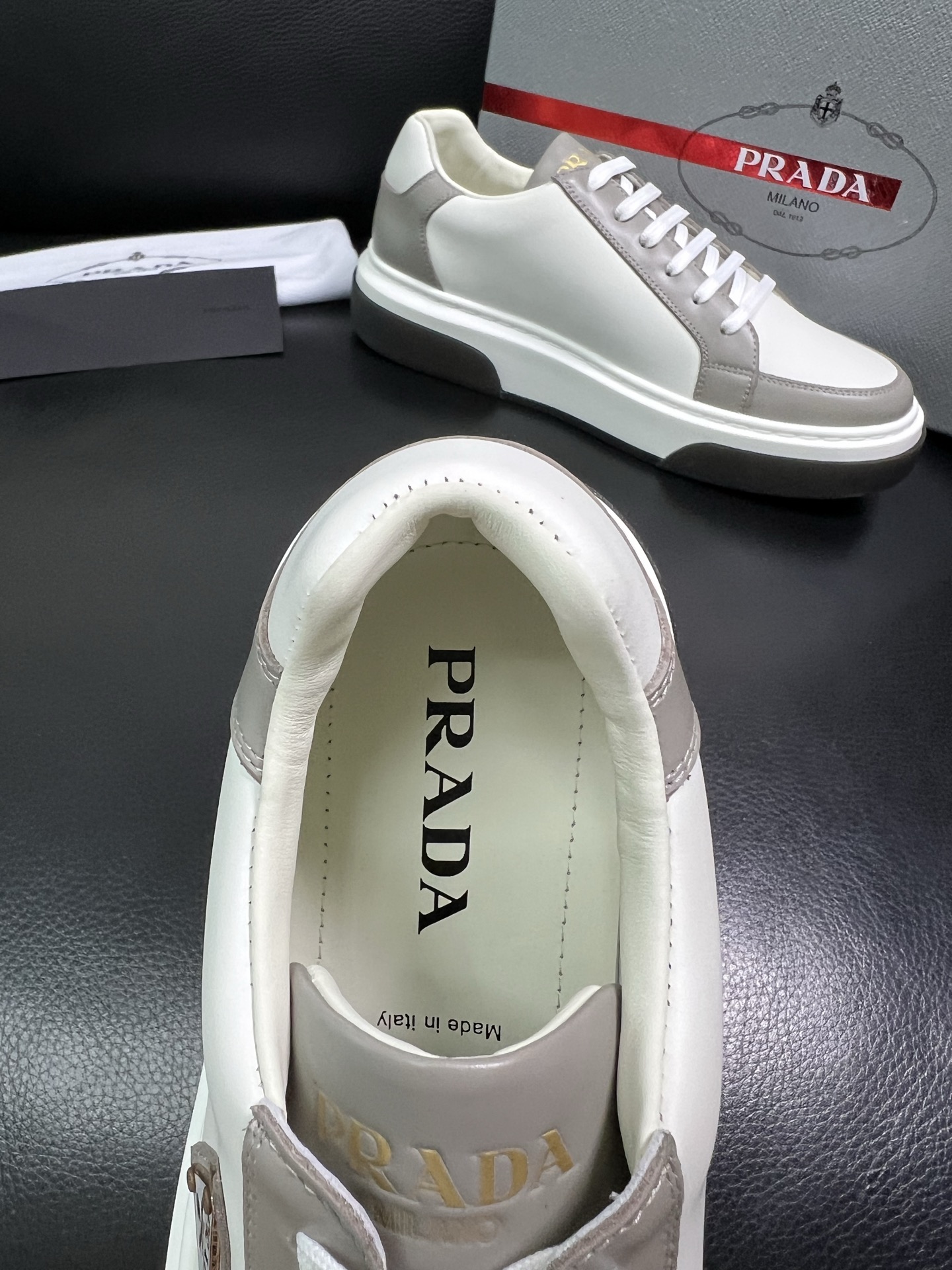Prada 高品质 顶级工艺品，普拉达 专柜同步，原厂配置意大利进口牛皮面料，进口牛皮内里垫，透气舒适，