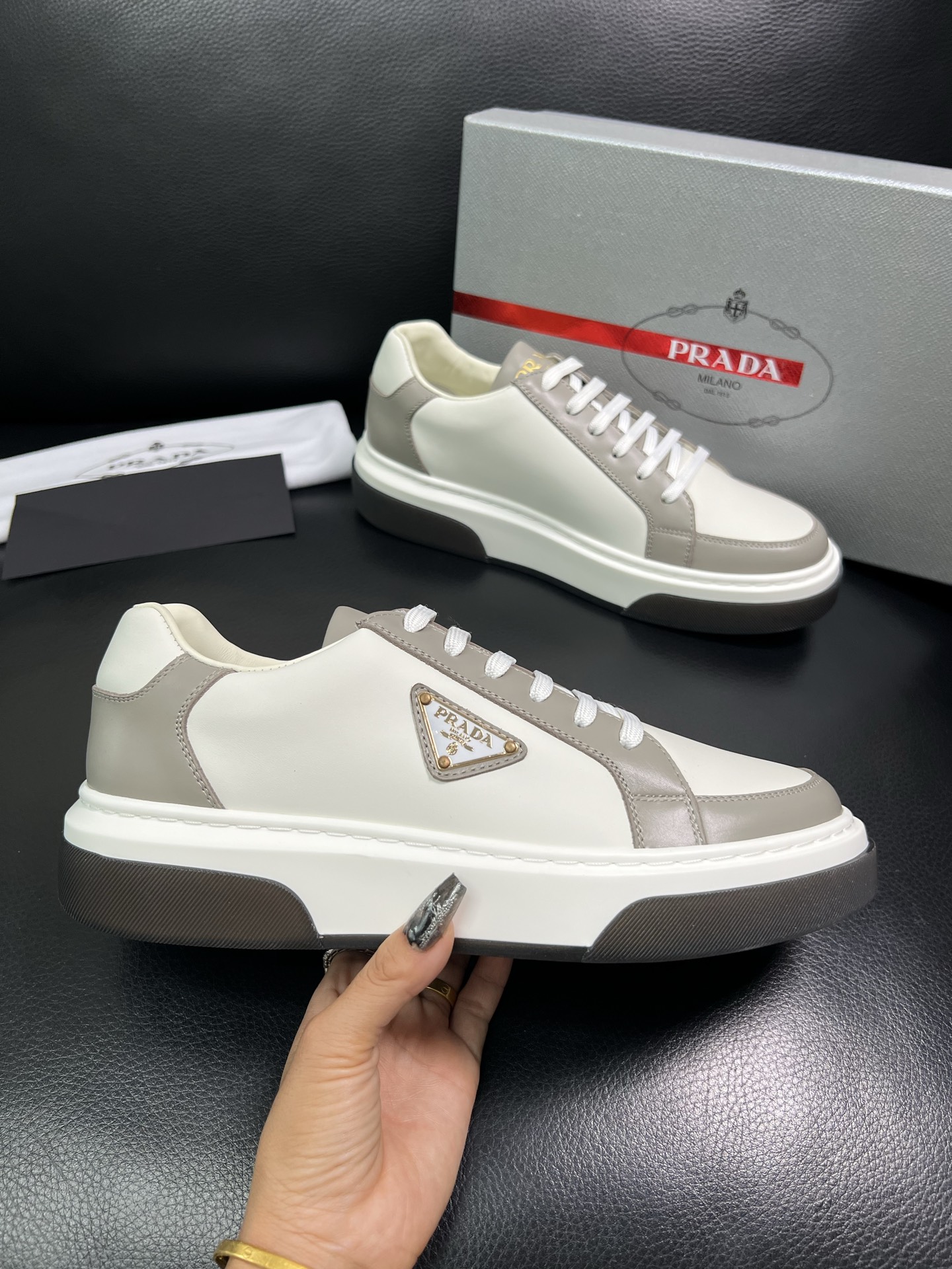 Prada 高品质 顶级工艺品，普拉达 专柜同步，原厂配置意大利进口牛皮面料，进口牛皮内里垫，透气舒适，