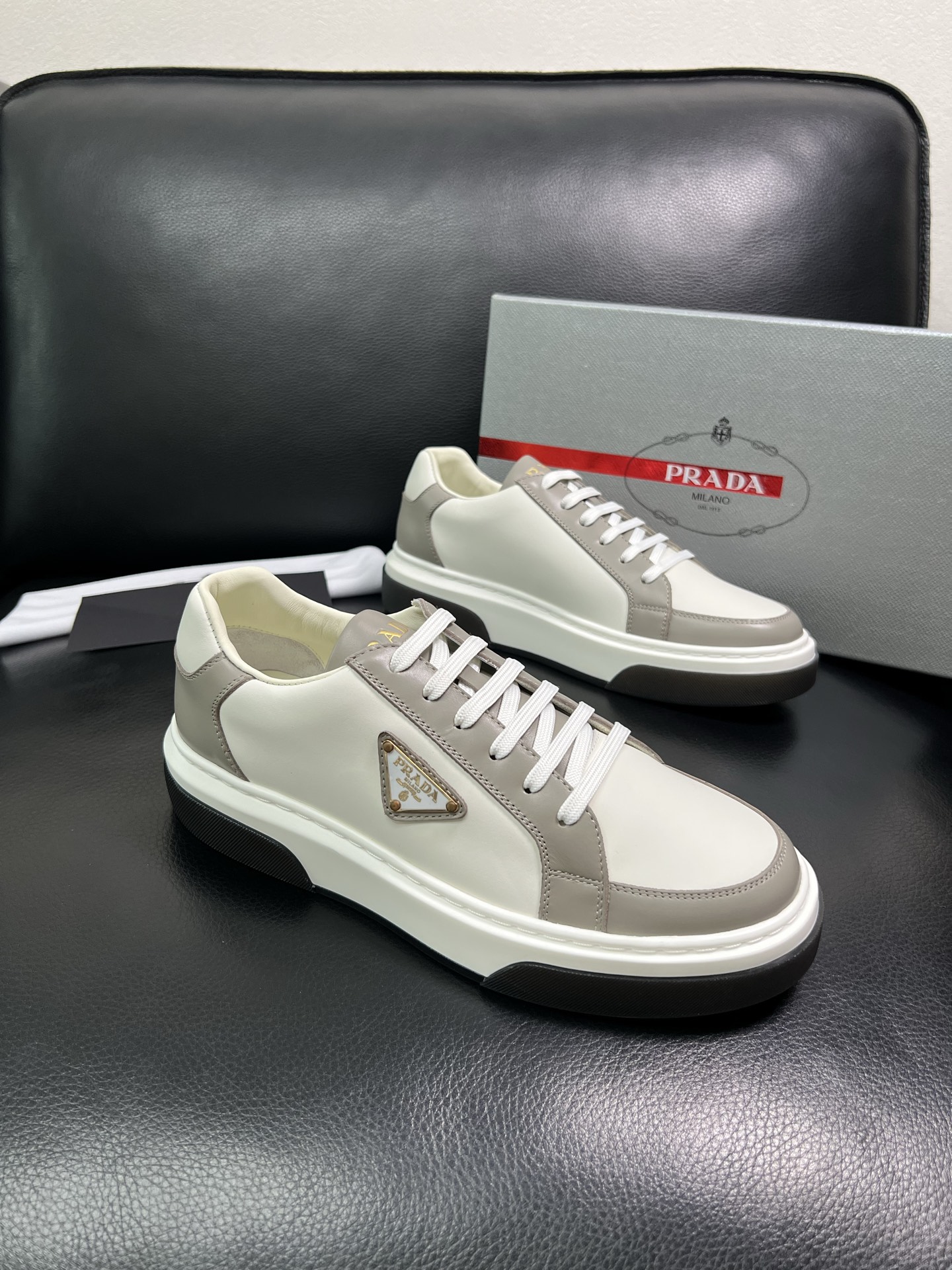 Prada 高品质 顶级工艺品，普拉达 专柜同步，原厂配置意大利进口牛皮面料，进口牛皮内里垫，透气舒适，