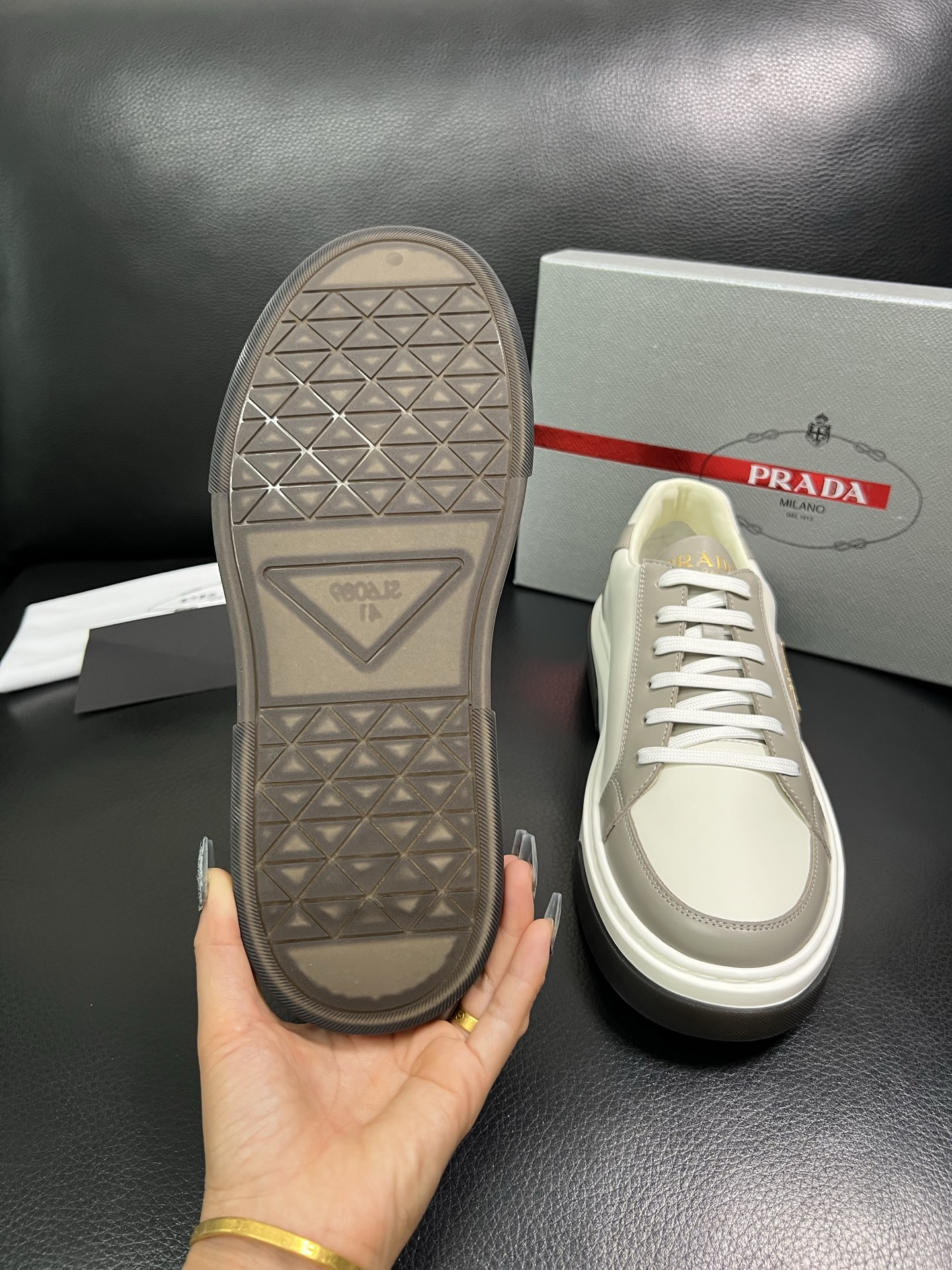 Prada 高品质 顶级工艺品，普拉达 专柜同步，原厂配置意大利进口牛皮面料，进口牛皮内里垫，透气舒适，