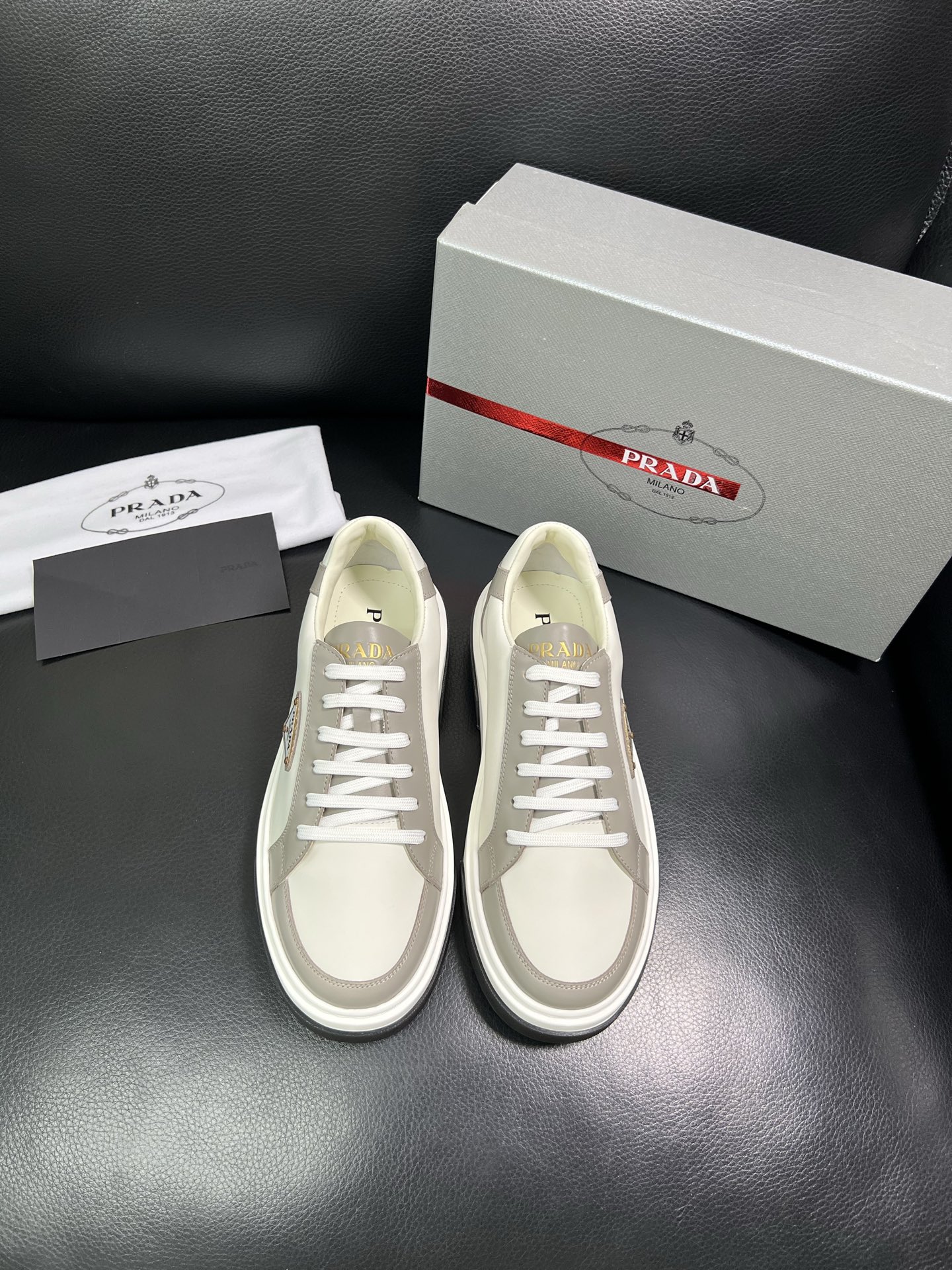 Prada 高品质 顶级工艺品，普拉达 专柜同步，原厂配置意大利进口牛皮面料，进口牛皮内里垫，透气舒适，