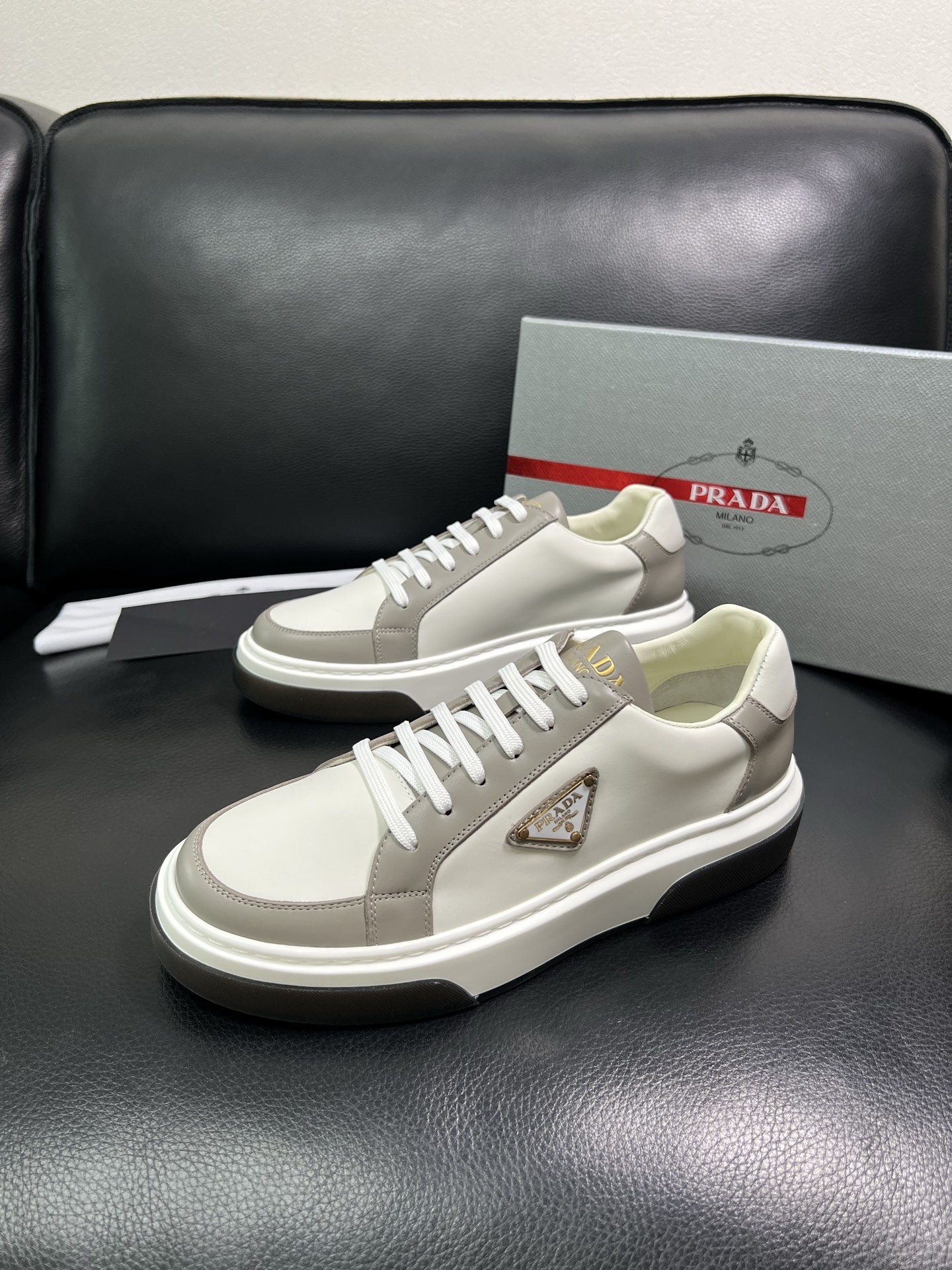 Prada 高品质 顶级工艺品，普拉达 专柜同步，原厂配置意大利进口牛皮面料，进口牛皮内里垫，透气舒适，