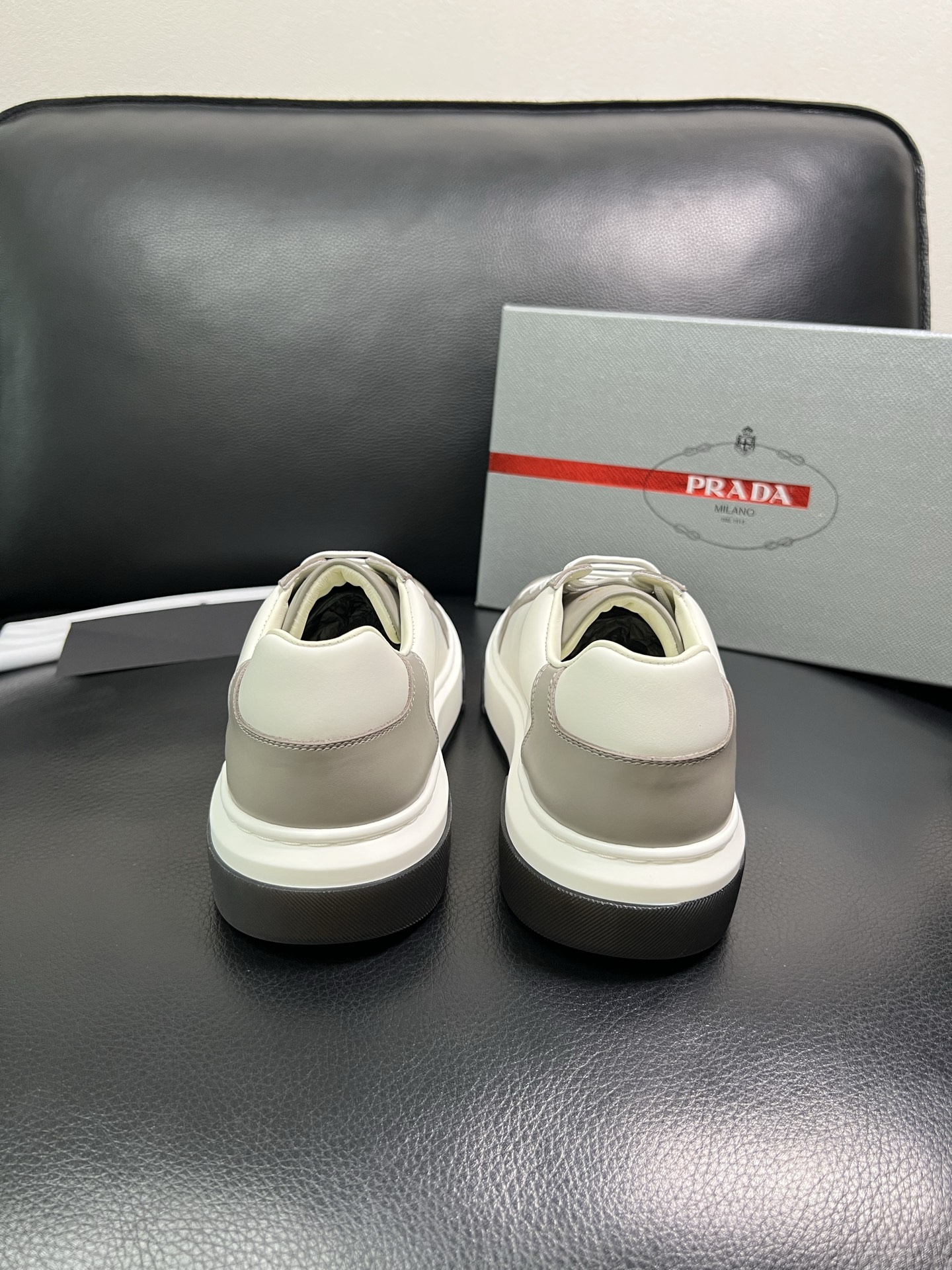 Prada 高品质 顶级工艺品，普拉达 专柜同步，原厂配置意大利进口牛皮面料，进口牛皮内里垫，透气舒适，