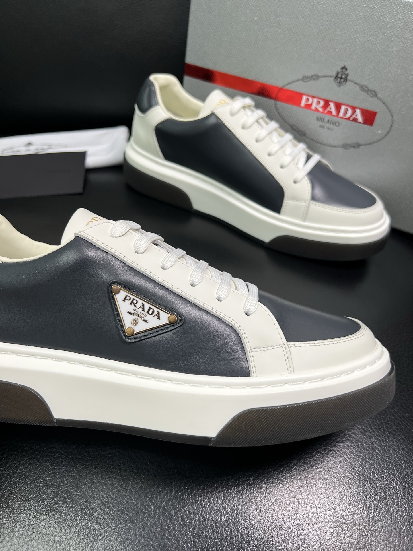 Prada 高品质 顶级工艺品，普拉达 专柜同步，原厂配置意大利进口牛皮面料，进口牛皮内里垫，透气舒适，