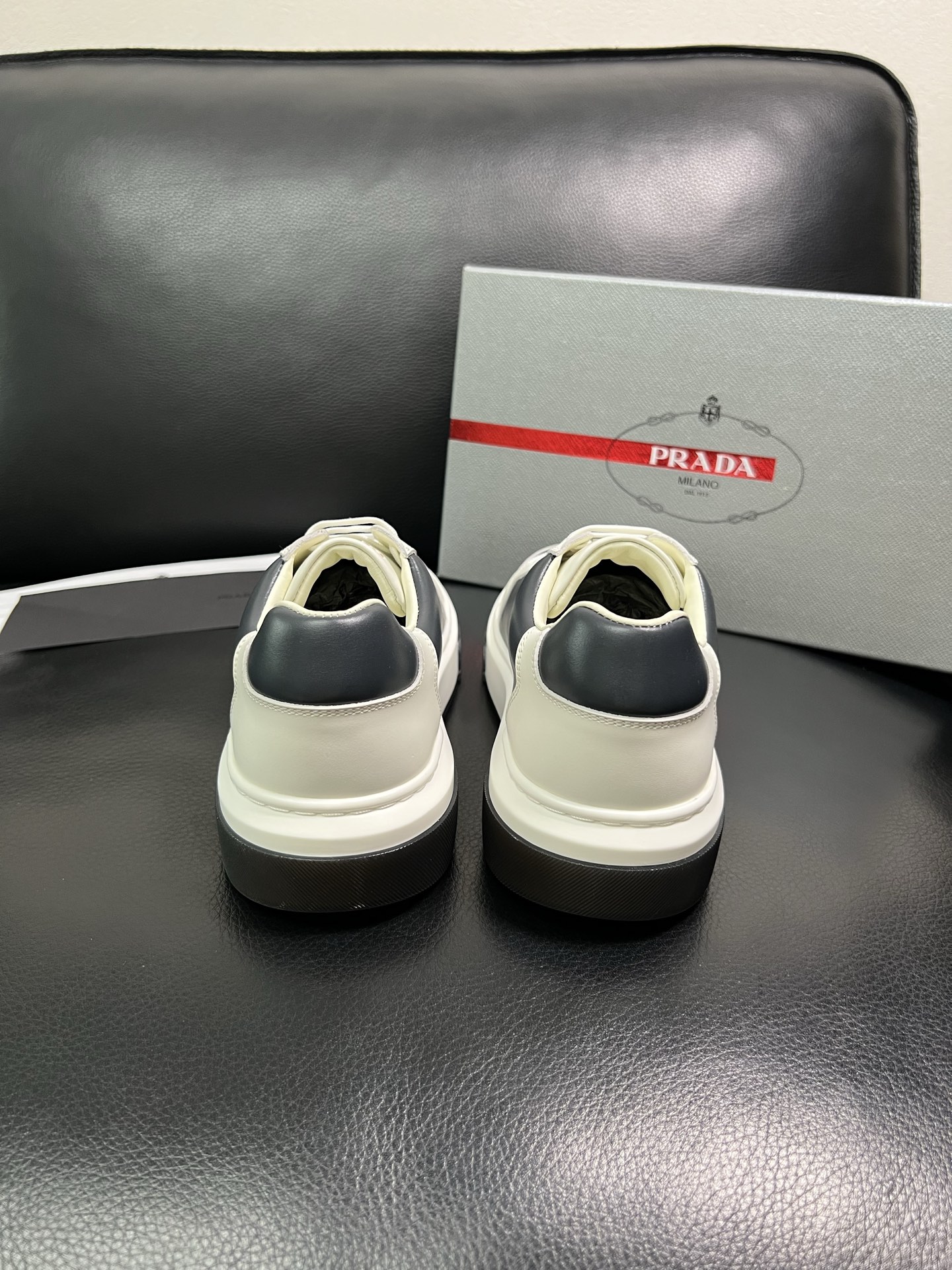 Prada 高品质 顶级工艺品，普拉达 专柜同步，原厂配置意大利进口牛皮面料，进口牛皮内里垫，透气舒适，