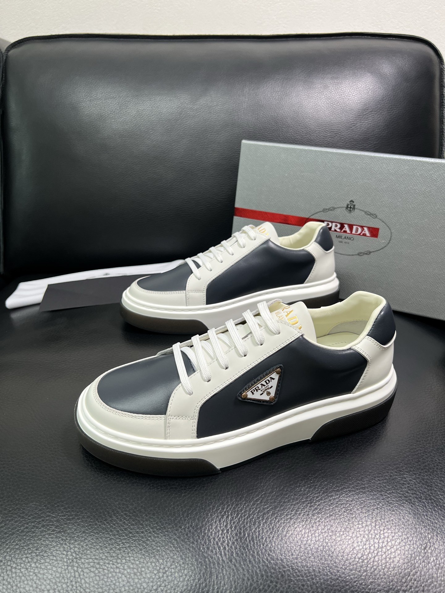 Prada 高品质 顶级工艺品，普拉达 专柜同步，原厂配置意大利进口牛皮面料，进口牛皮内里垫，透气舒适，