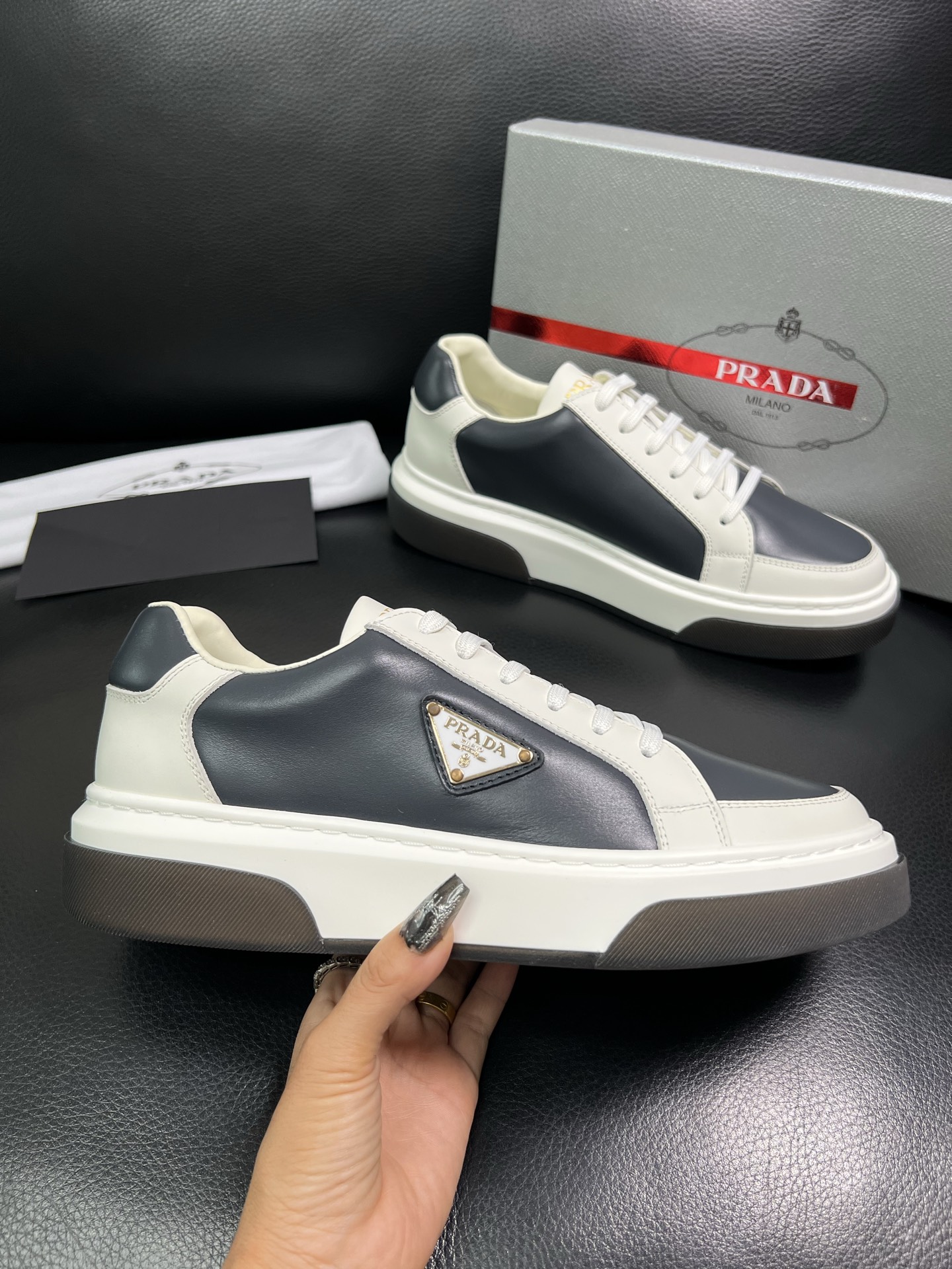 Prada 高品质 顶级工艺品，普拉达 专柜同步，原厂配置意大利进口牛皮面料，进口牛皮内里垫，透气舒适，