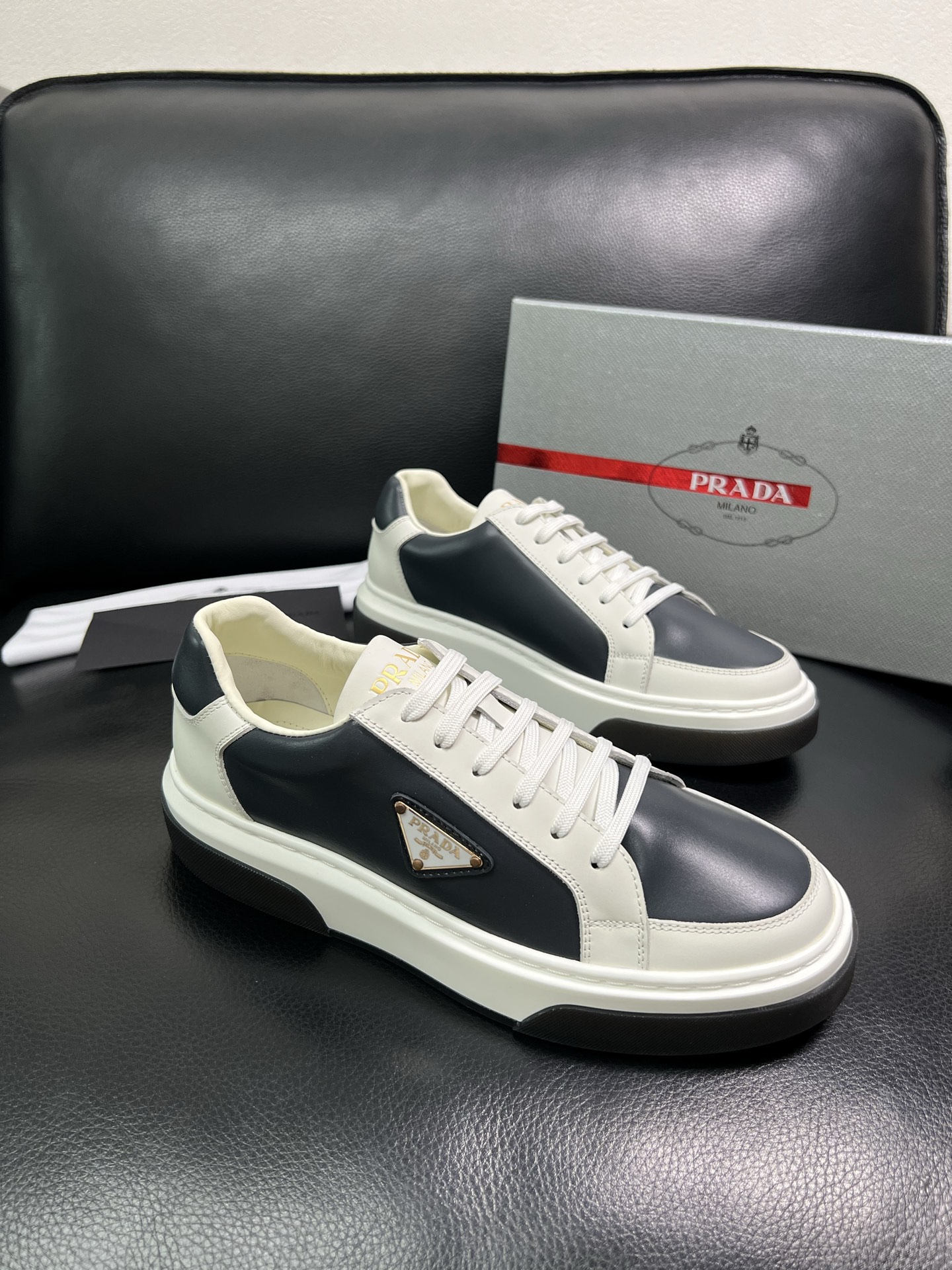 Prada 高品质 顶级工艺品，普拉达 专柜同步，原厂配置意大利进口牛皮面料，进口牛皮内里垫，透气舒适，