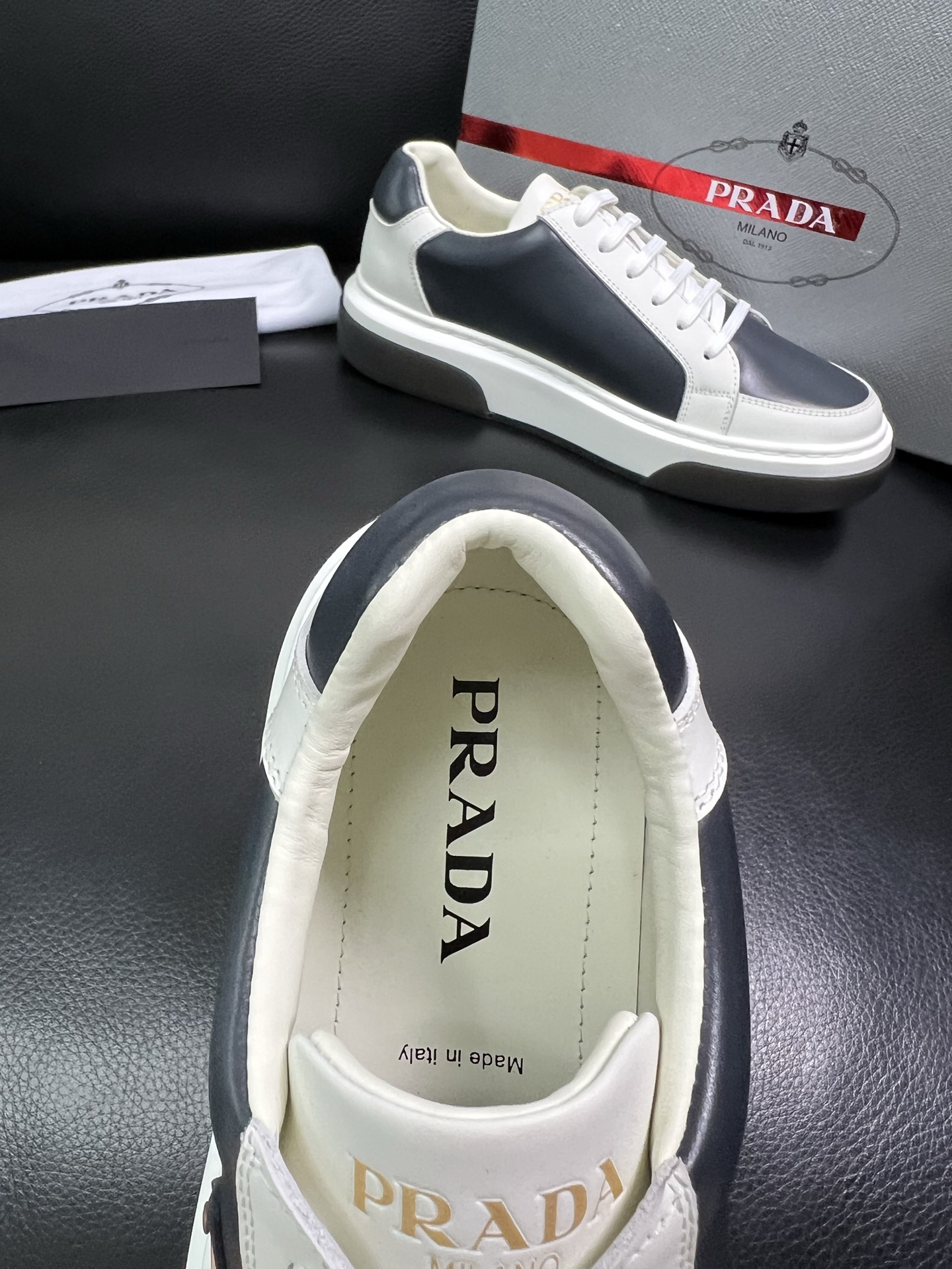 Prada 高品质 顶级工艺品，普拉达 专柜同步，原厂配置意大利进口牛皮面料，进口牛皮内里垫，透气舒适，