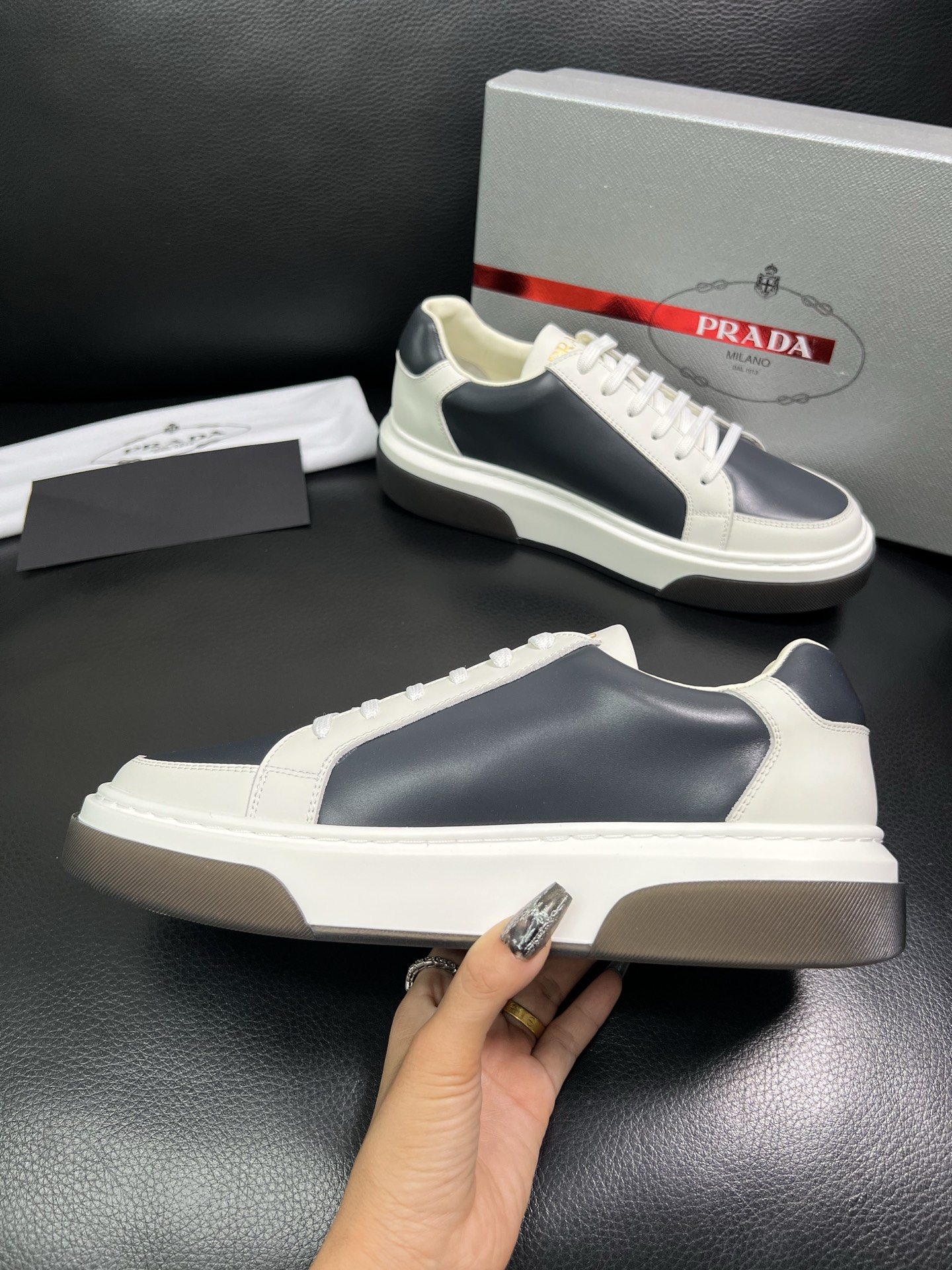 Prada 高品质 顶级工艺品，普拉达 专柜同步，原厂配置意大利进口牛皮面料，进口牛皮内里垫，透气舒适，