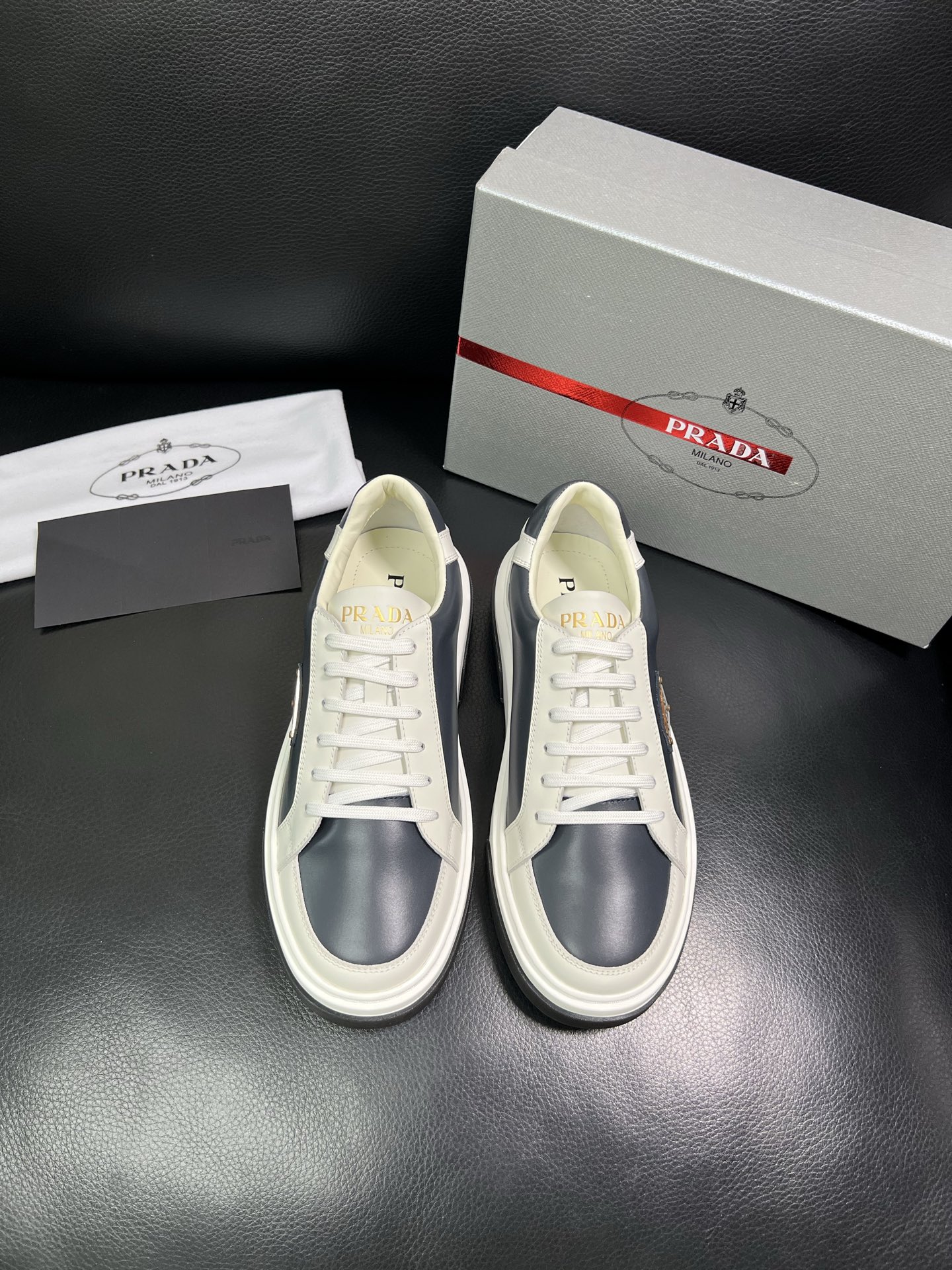 Prada 高品质 顶级工艺品，普拉达 专柜同步，原厂配置意大利进口牛皮面料，进口牛皮内里垫，透气舒适，