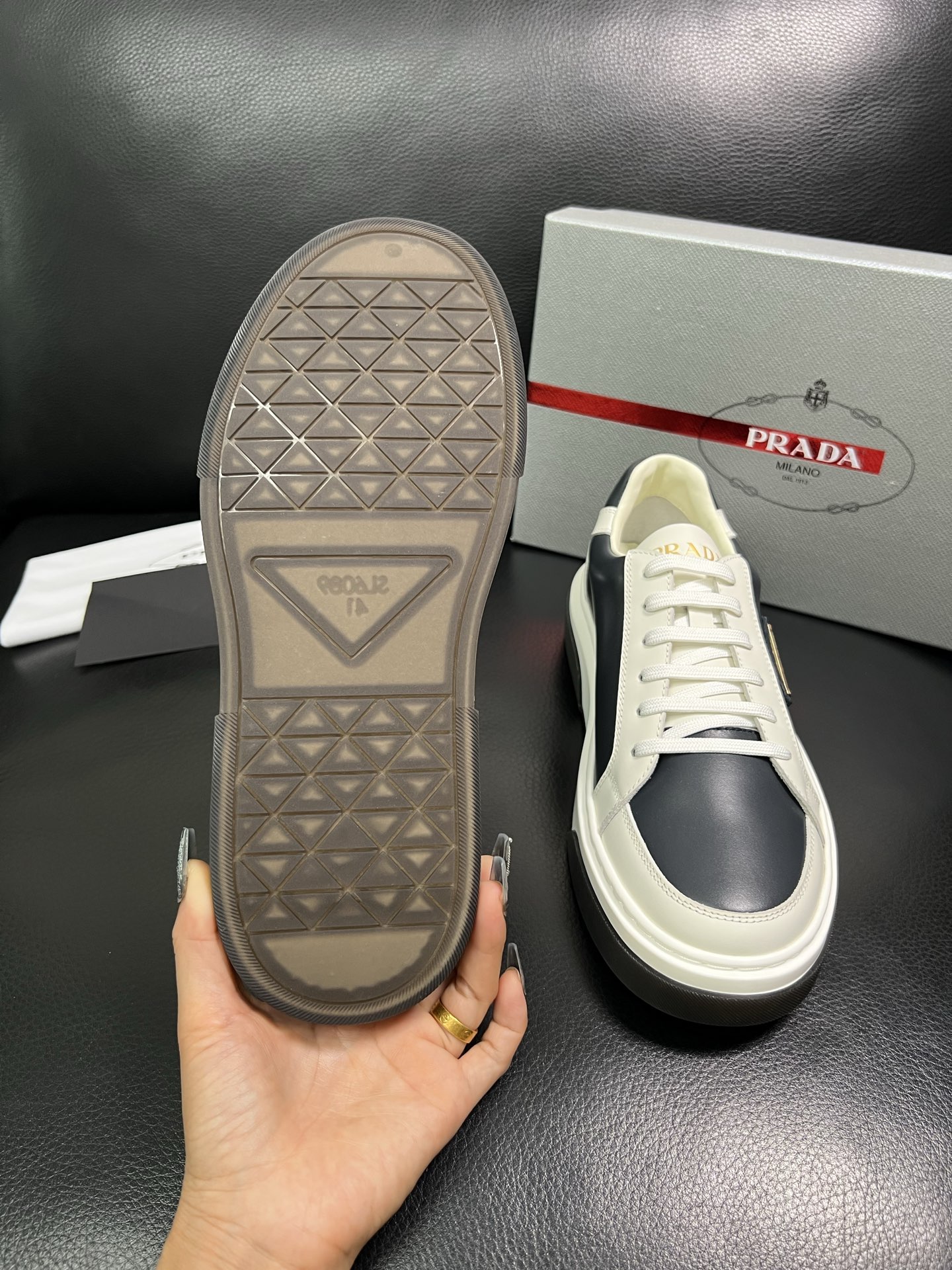 Prada 高品质 顶级工艺品，普拉达 专柜同步，原厂配置意大利进口牛皮面料，进口牛皮内里垫，透气舒适，