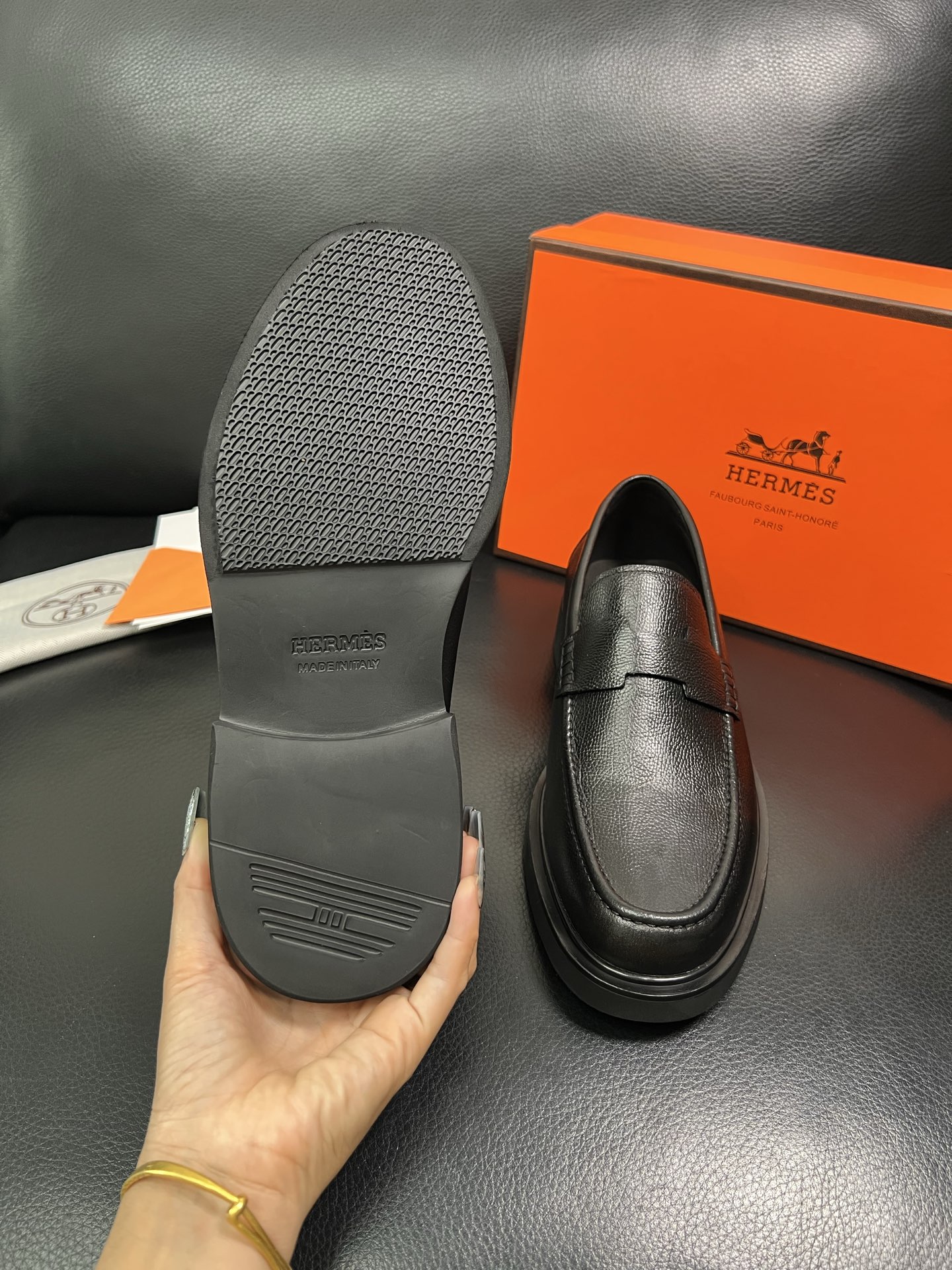 Hermes 顶级工艺品 爱马仕 专柜同步 原厂配置，意大利进口原版牛皮面料，透气舒适进口水染牛里垫，鞋