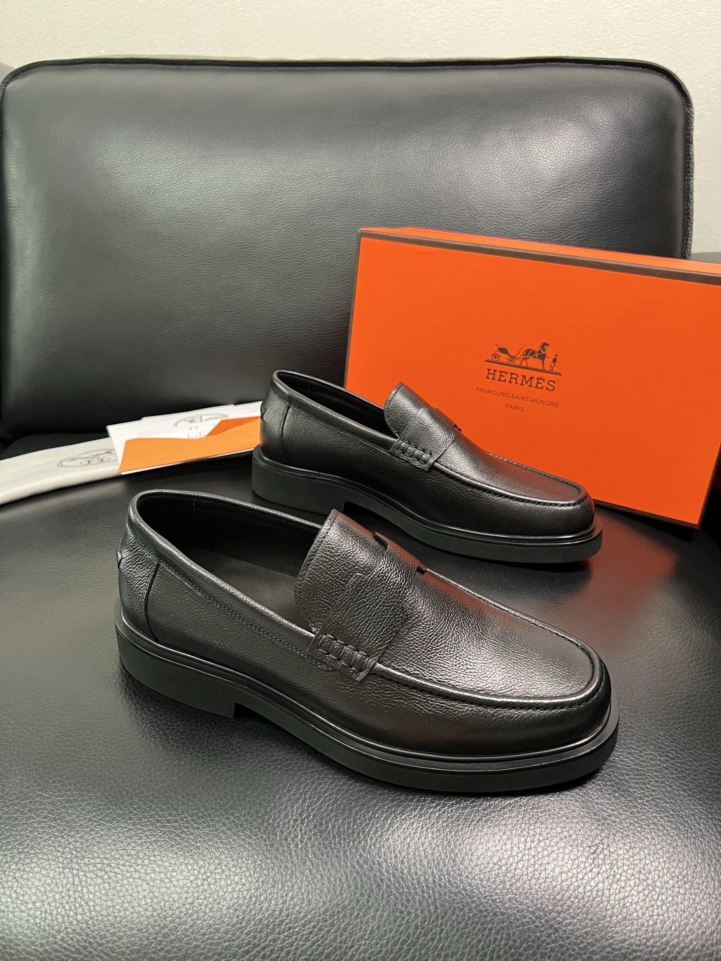 Hermes 顶级工艺品 爱马仕 专柜同步 原厂配置，意大利进口原版牛皮面料，透气舒适进口水染牛里垫，鞋