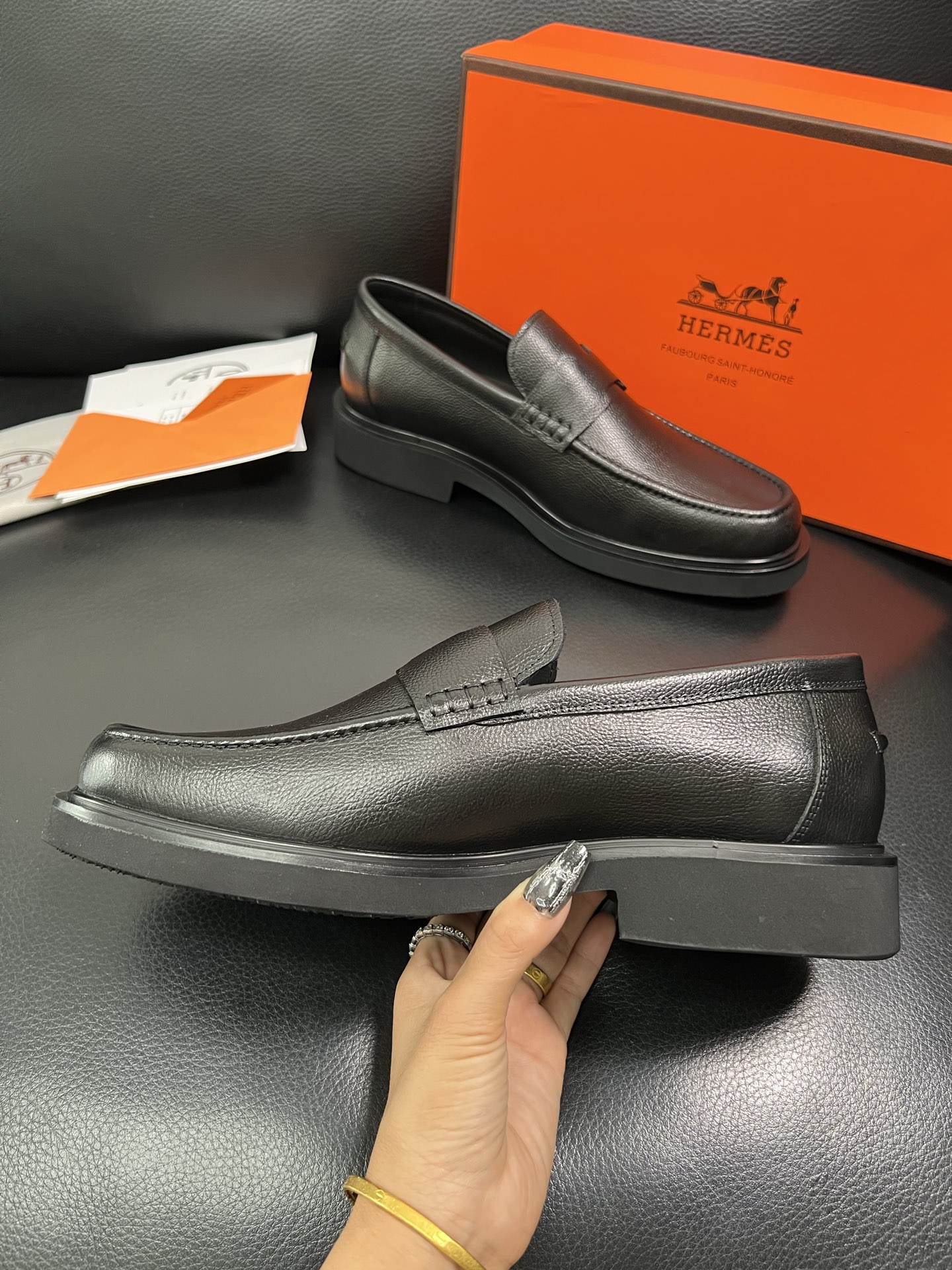 Hermes 顶级工艺品 爱马仕 专柜同步 原厂配置，意大利进口原版牛皮面料，透气舒适进口水染牛里垫，鞋