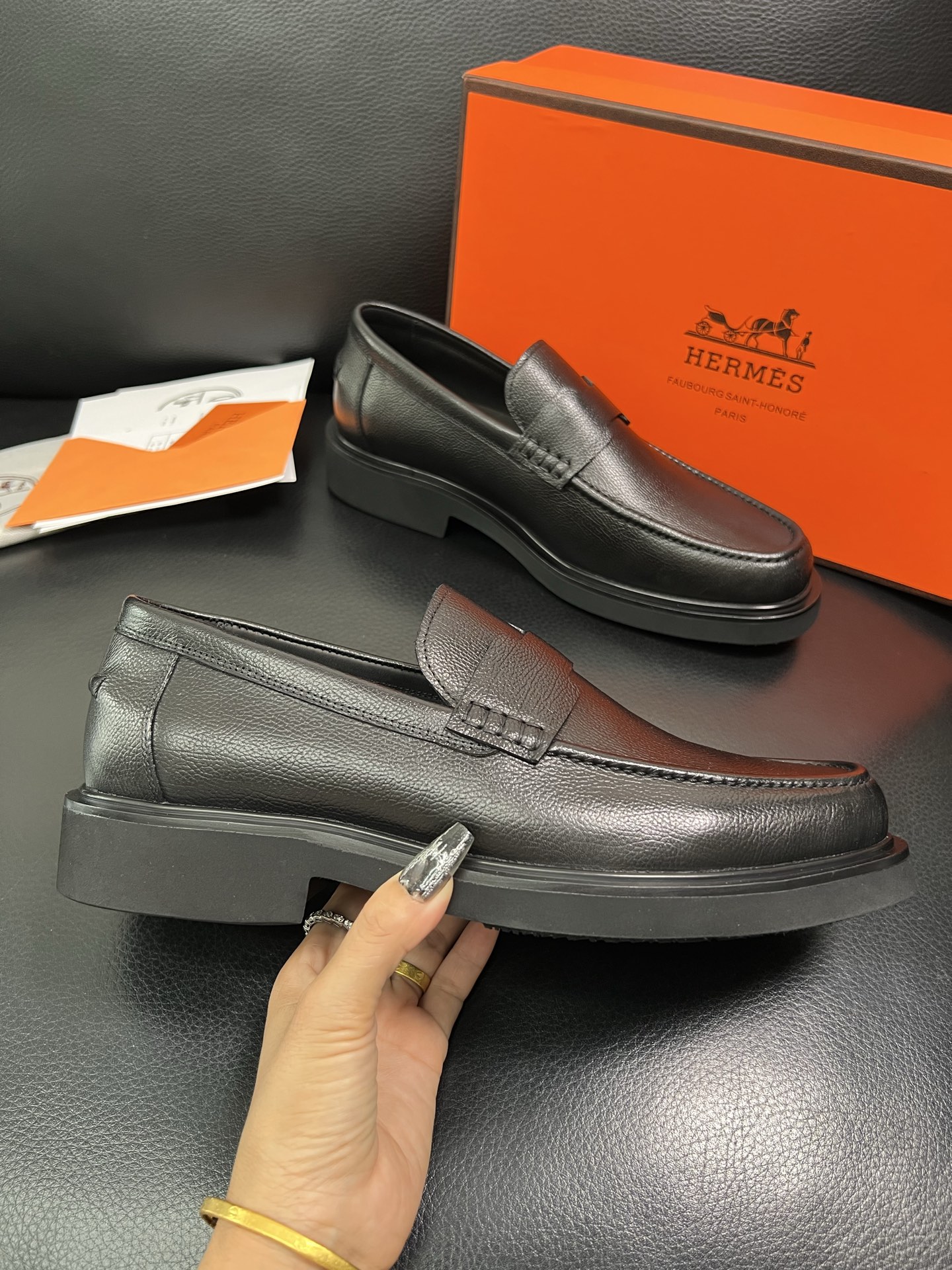 Hermes 顶级工艺品 爱马仕 专柜同步 原厂配置，意大利进口原版牛皮面料，透气舒适进口水染牛里垫，鞋
