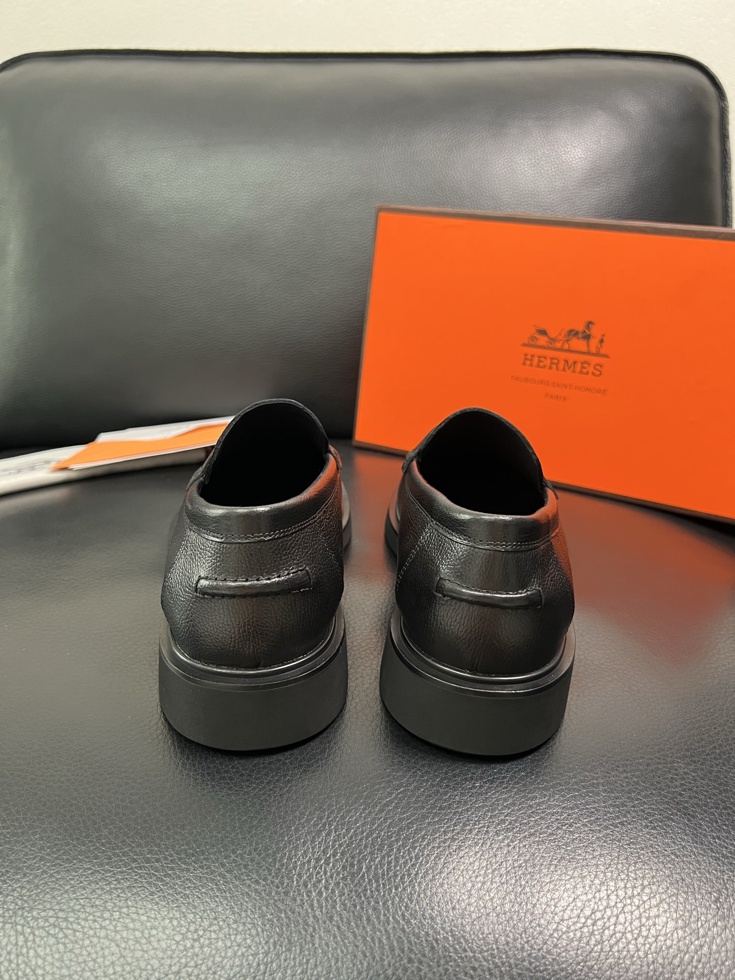 Hermes 顶级工艺品 爱马仕 专柜同步 原厂配置，意大利进口原版牛皮面料，透气舒适进口水染牛里垫，鞋
